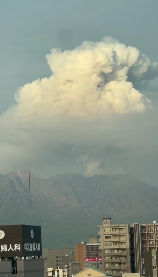日本櫻島火山爆發：2025年5月16日，從櫻島對面的鹿兒島酒店拍攝到的火山爆發畫面（讀者提供影片截圖）