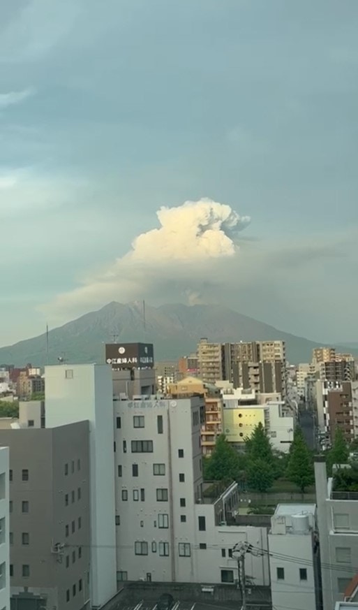 日本櫻島火山爆發：2025年5月16日，從櫻島對面的鹿兒島酒店拍攝到的火山爆發畫面（讀者提供影片截圖）