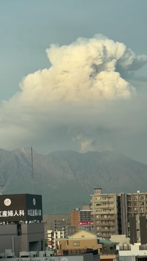 日本櫻島火山爆發：2025年5月16日，從櫻島對面的鹿兒島酒店拍攝到的火山爆發畫面（讀者提供影片截圖）