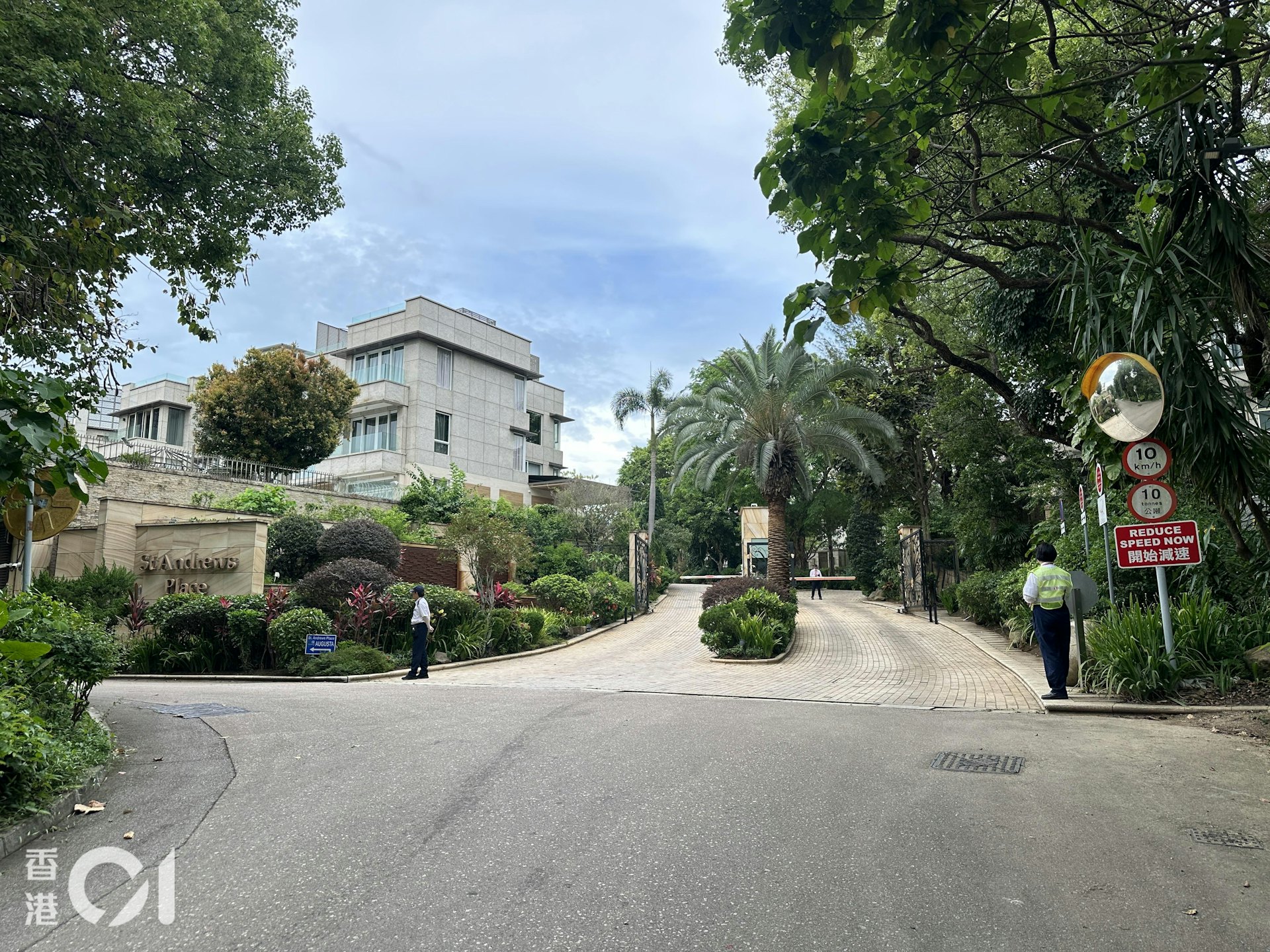 金翠路St Andrews Place獨立屋有工人維修時意外跌入泳池遇溺。(王譯揚攝) 金翠路St Andrews Place獨立屋有工人維修時意外跌入泳池遇溺。(王譯揚攝)