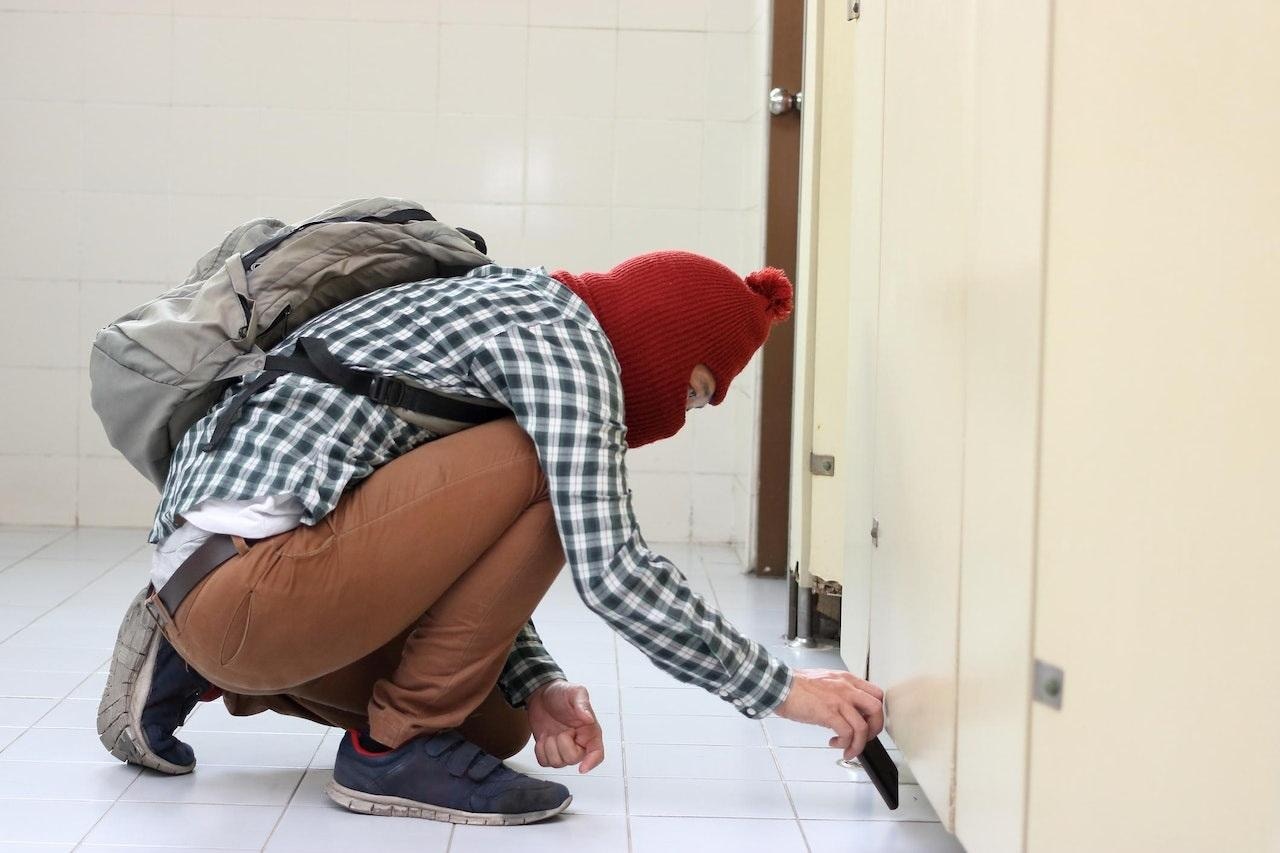 盧男多次潛入不同地點的女廁偷拍，最終再次被捕。（示意圖/gettyimages）