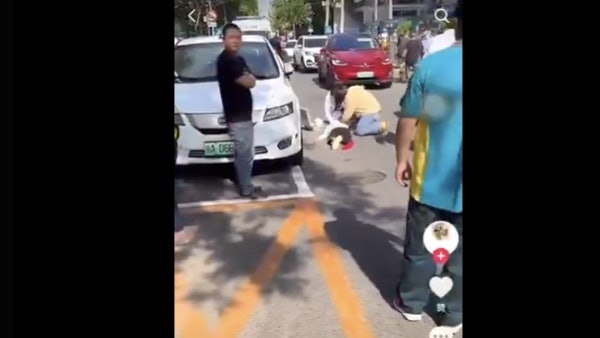 北京小學門外汽車撞途人釀4傷 警方:司機已被查獲 北京小學門外汽車撞途人釀4傷 警方:司機已被查獲