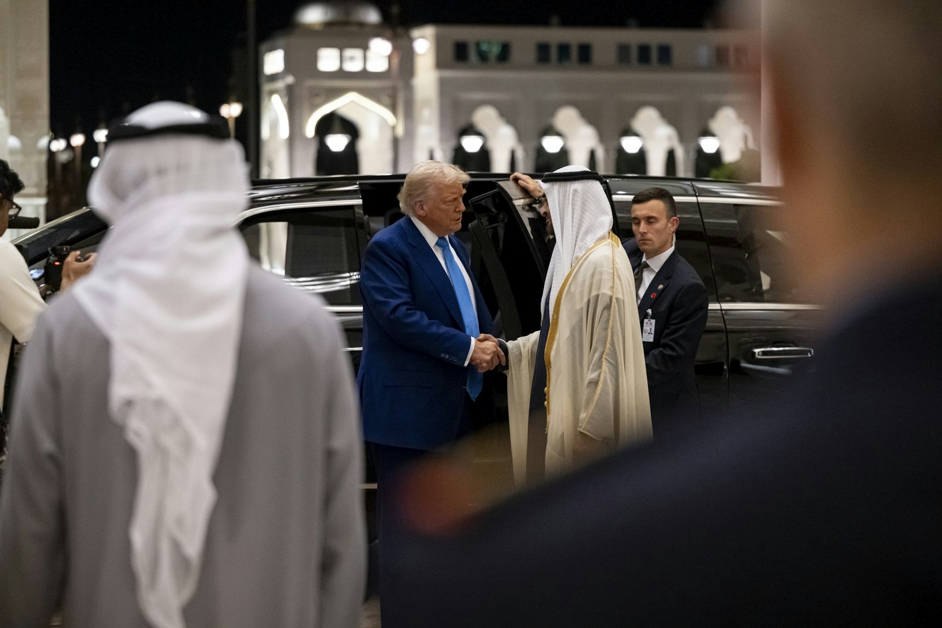 2025年5月15日,阿聯酋阿布達比,美國總統特朗普(Donald Trump,左)與阿聯酋穆罕默德(Sheikh Mohamed bin Zayed Al Nahyan,右)舉行會面。(X@MohamedBinZayed)