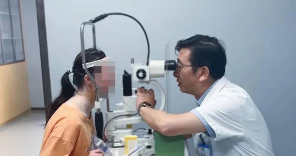 武漢一名女子從小視力就很差，竟是眼睛裡面長了「牽牛花」。（極目新聞）
