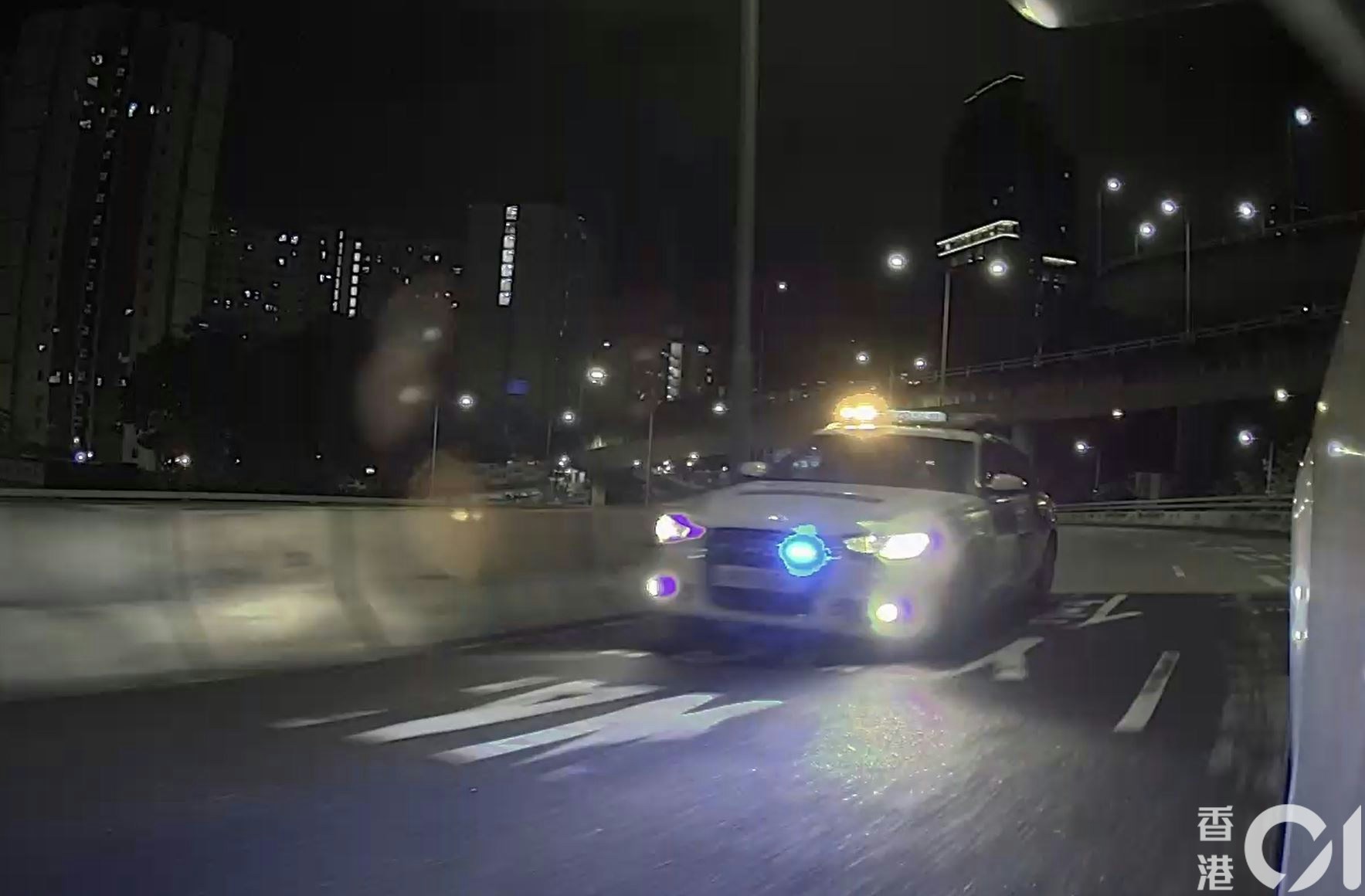 5月17日，一輛警車窮追不捨。（讀者莫先生提供影片截圖）