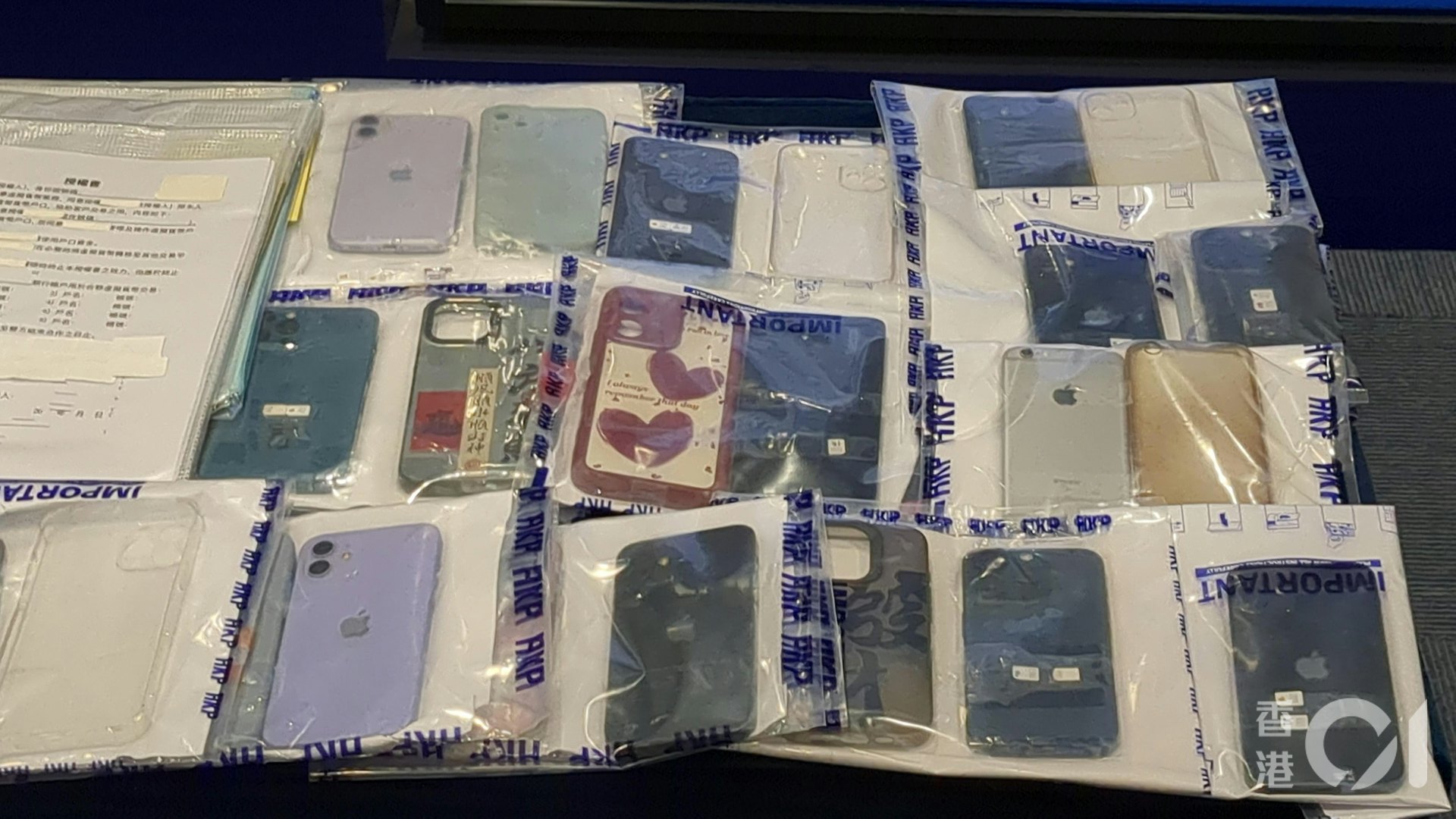行動中撿獲手機及銀行文件等。(黃偉民攝) 行動中撿獲手機及銀行文件等。(黃偉民攝)