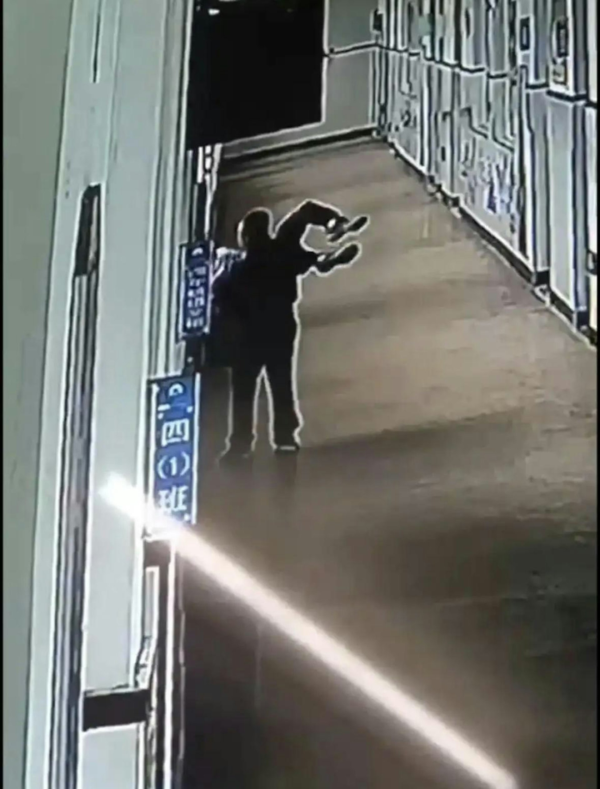 老師將學生拎起放出3樓窗外懸空恐嚇。(大河報) 老師將學生拎起放出3樓窗外懸空恐嚇。(大河報)