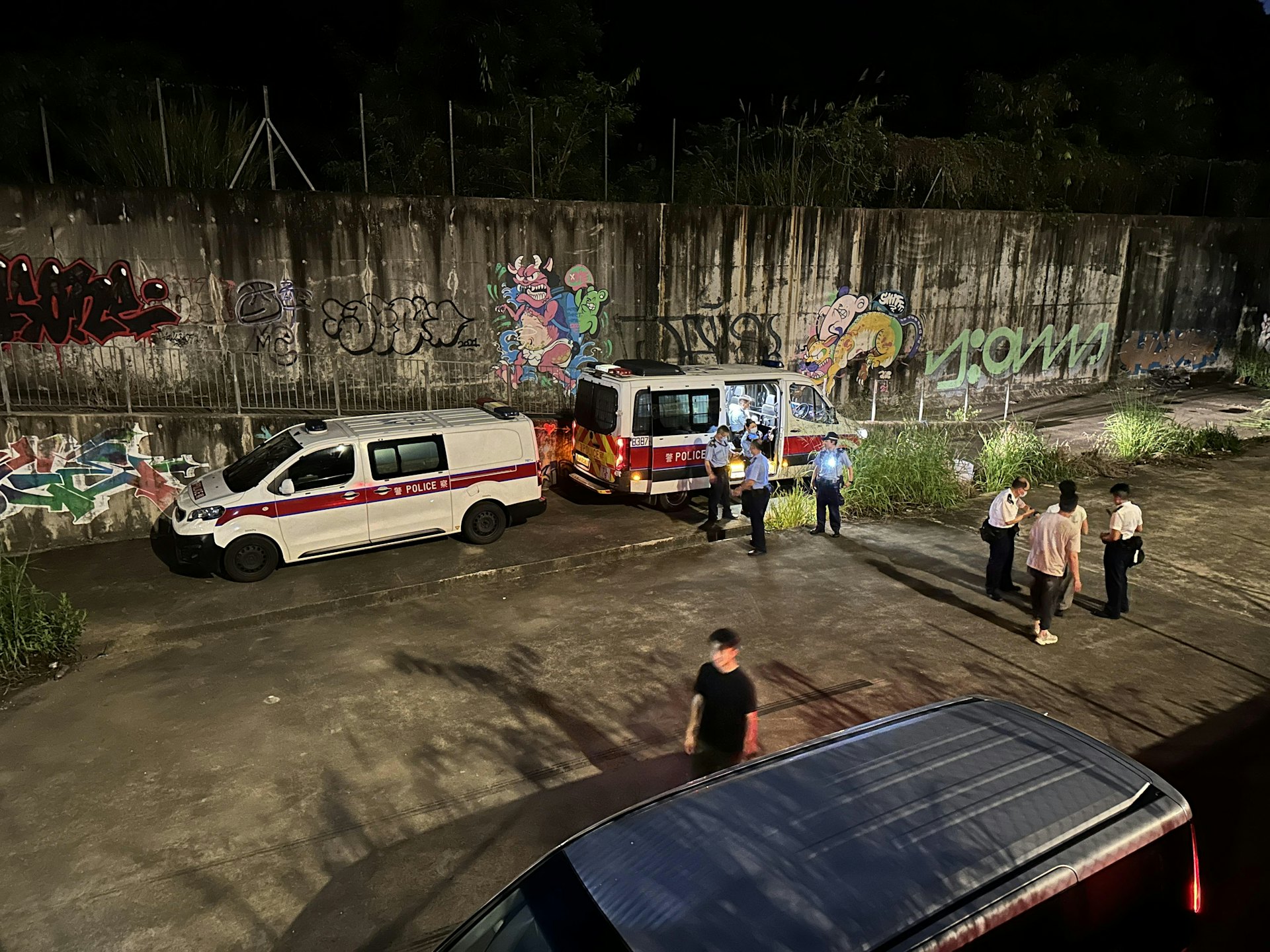 一名男子疑倒卧於新生村一輛5.5噸貨車燒炭亡。(王譯揚攝) 一名男子疑倒卧於新生村一輛5.5噸貨車燒炭亡。(王譯揚攝)