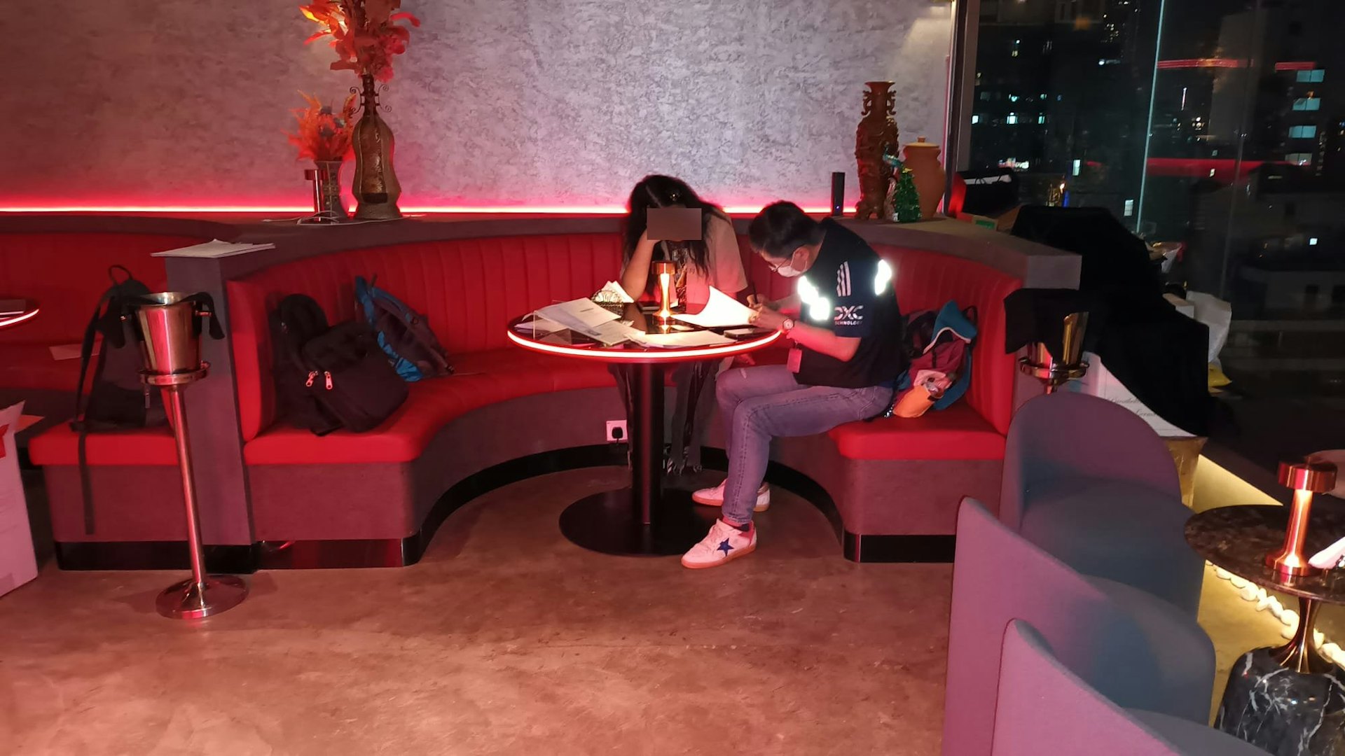 控煙辦人員見時機成熟,向一男一女顧客票控定額罰款通知書。(控煙辦提供) 控煙辦人員見時機成熟,向一男一女顧客票控定額罰款通知書。(控煙辦提供)