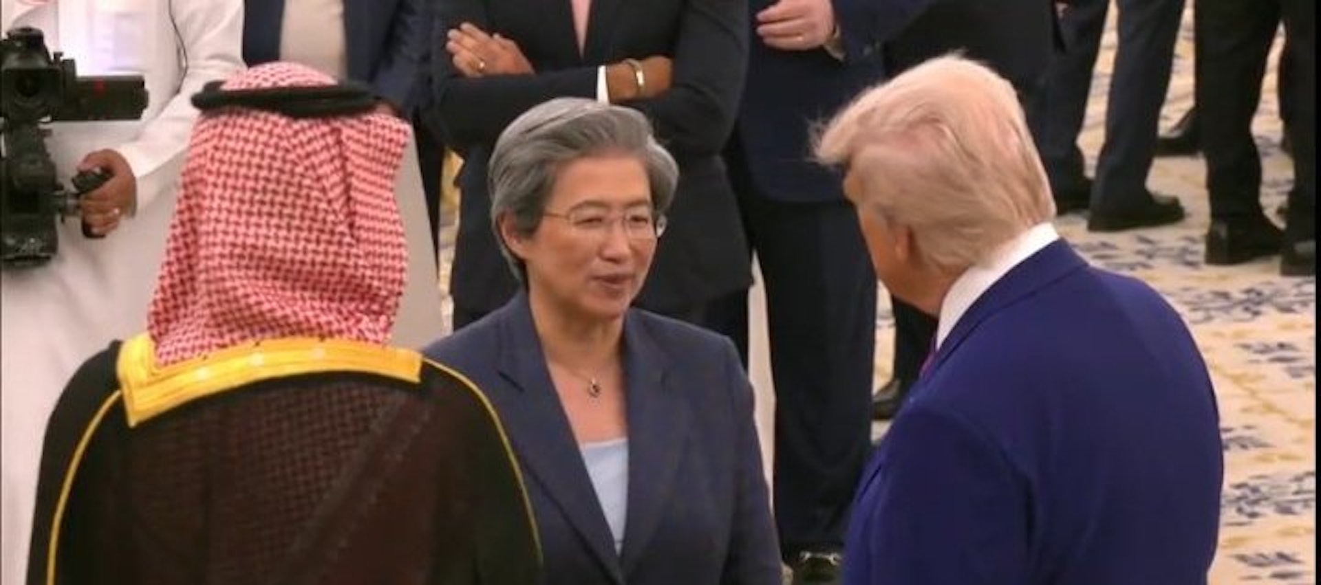 2025年5月13日,沙特阿拉伯利雅德,王儲穆罕穆德(Mohammed bin Salman,左)與美國總統特朗普(Donald Trump,右)和超微(AMD)行政總裁蘇姿丰(Lisa Su,中)與舉行會面。(X@IbrahemAlbanawi)