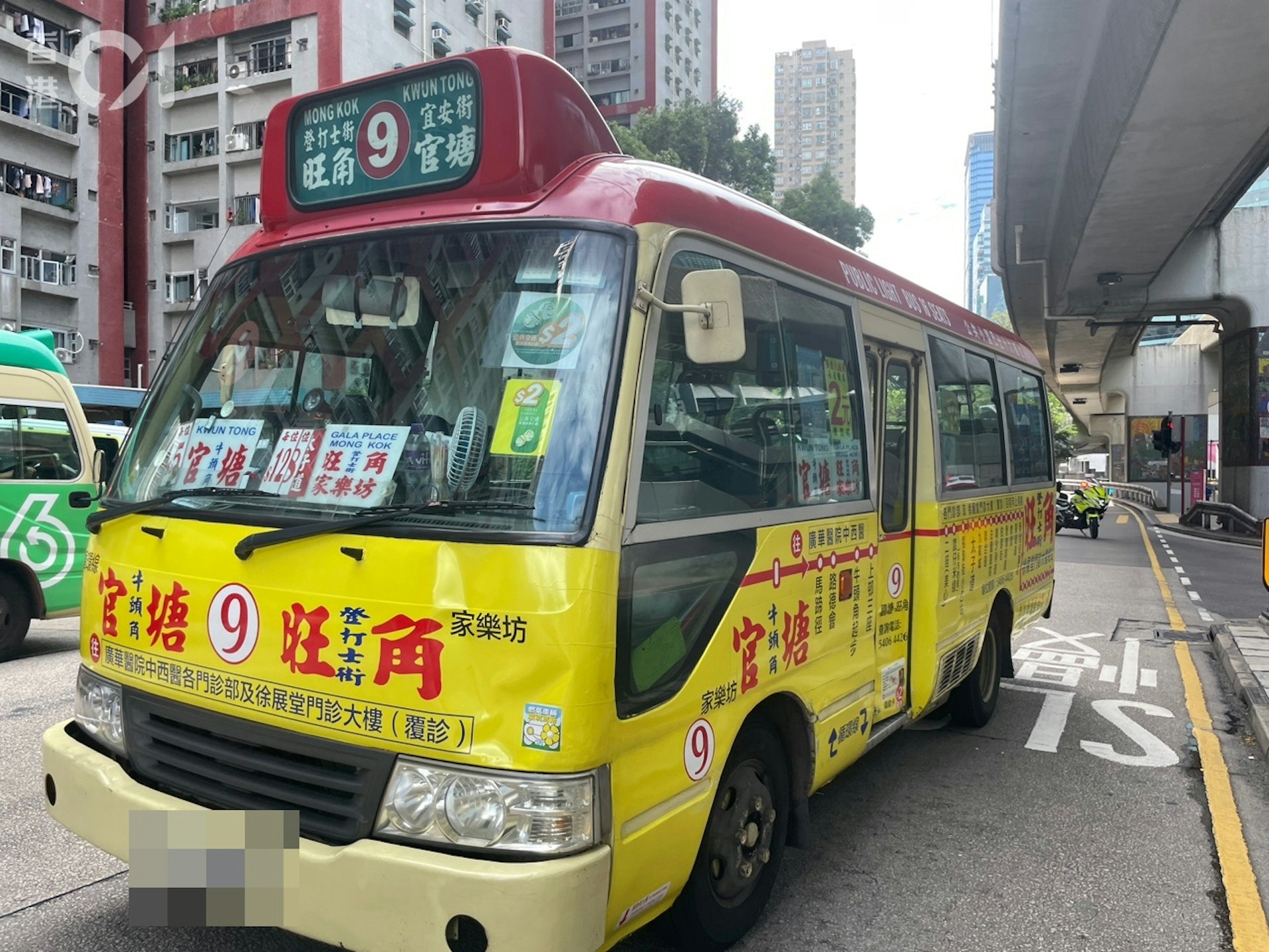 小巴車頭凹陷。(鄭嘉惠攝) 小巴車頭凹陷。(鄭嘉惠攝)