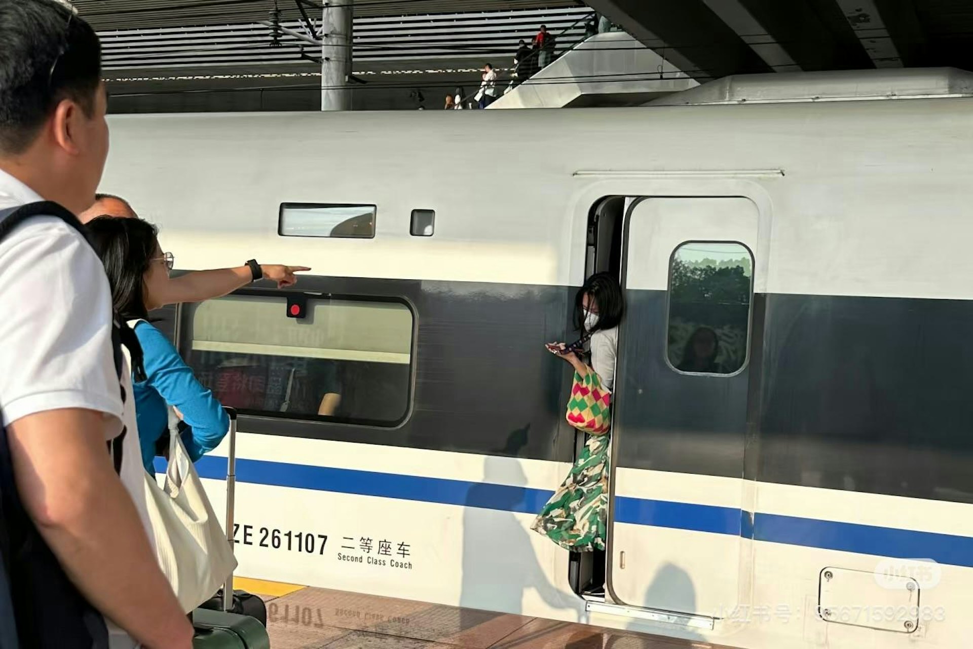 女乘客被高鐵列車車門夾住。(小紅書) 女乘客被高鐵列車車門夾住。(小紅書)