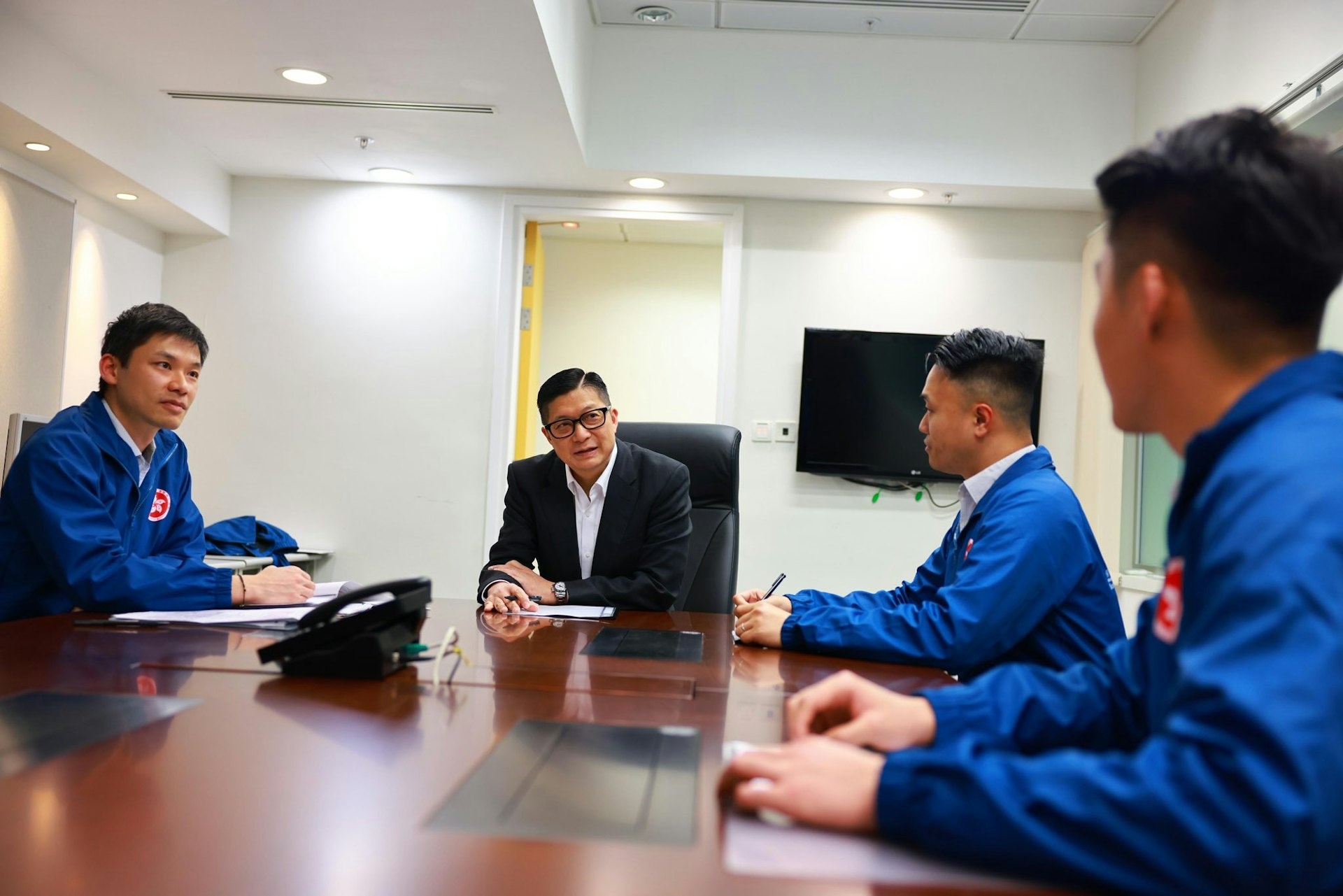 鄧炳強在社交平台發文指,「緊急事故監察及支援中心」會在端午節假期啟動。他亦已與團隊提前開會部署,希望提升口岸同交通服務質素。(鄧炳強Facebook圖片) 鄧炳強在社交平台發文指,「緊急事故監察及支援中心」會在端午節假期啟動。他亦已與團隊提前開會部署,希望提升口岸同交通服務質素。(鄧炳強Facebook圖片)