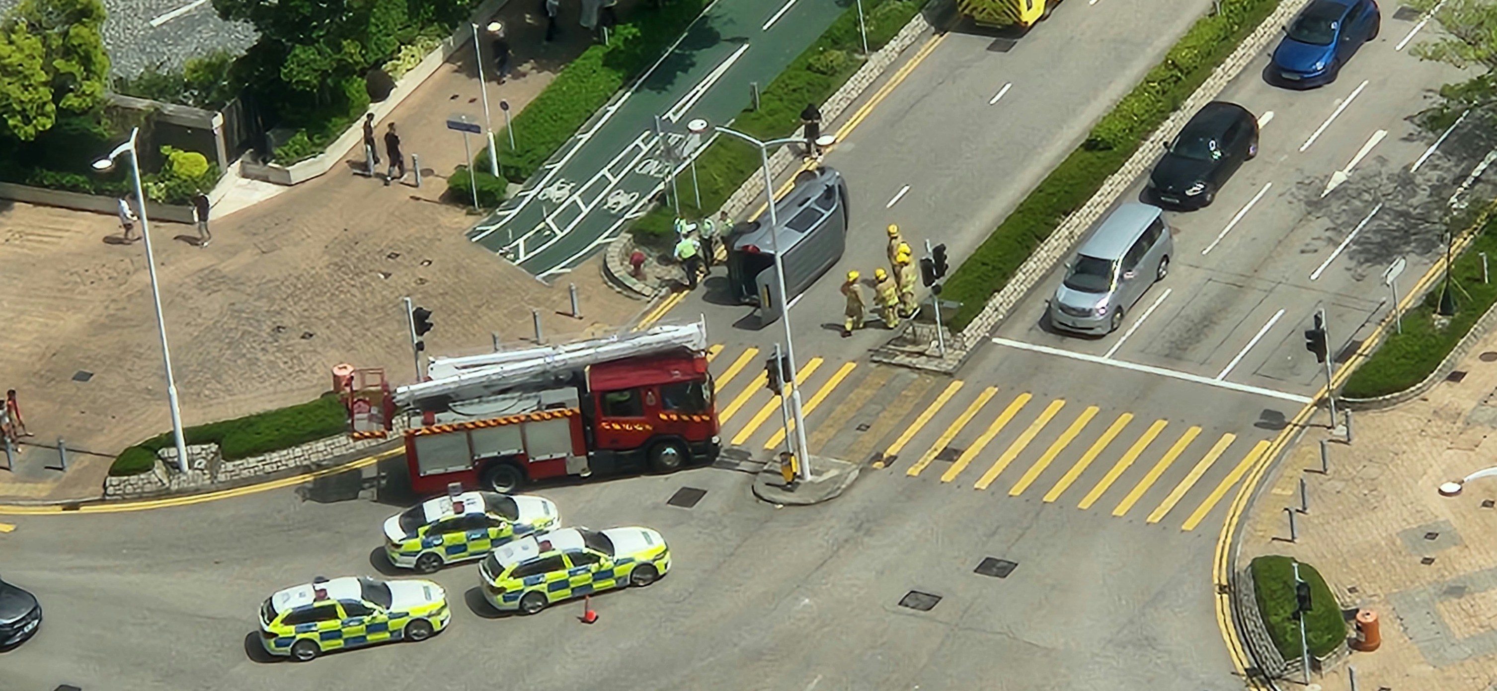 一輛輕貨車於將軍澳帝景灣外位置行駛，至唐賢街39號一個彎位位置時懷疑失控，撞向石壆並向右翻側。（Wong Mark／將軍澳主場）