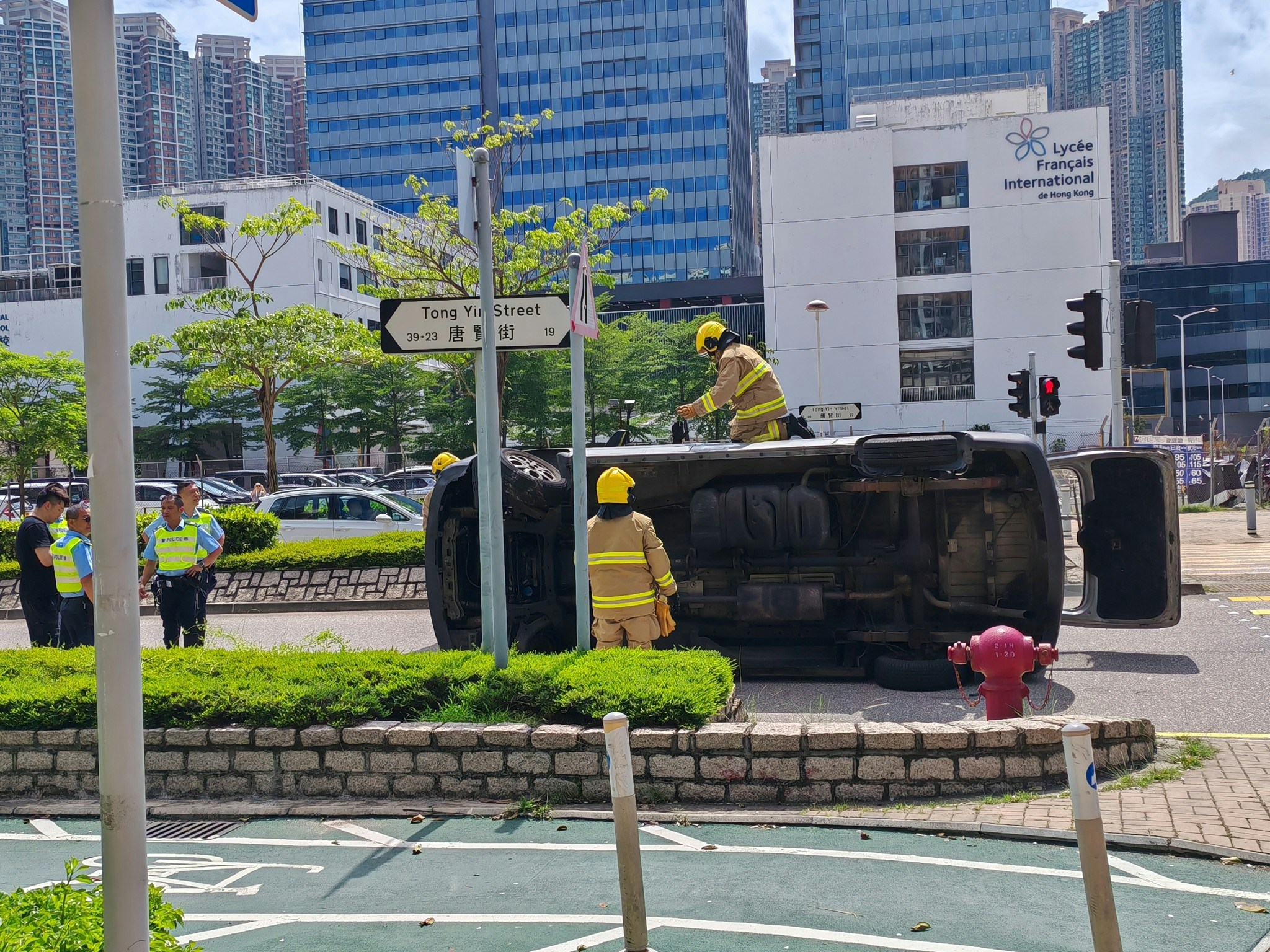 將軍澳客貨車轉彎撞壆失控翻側　消防員及警方到場救援