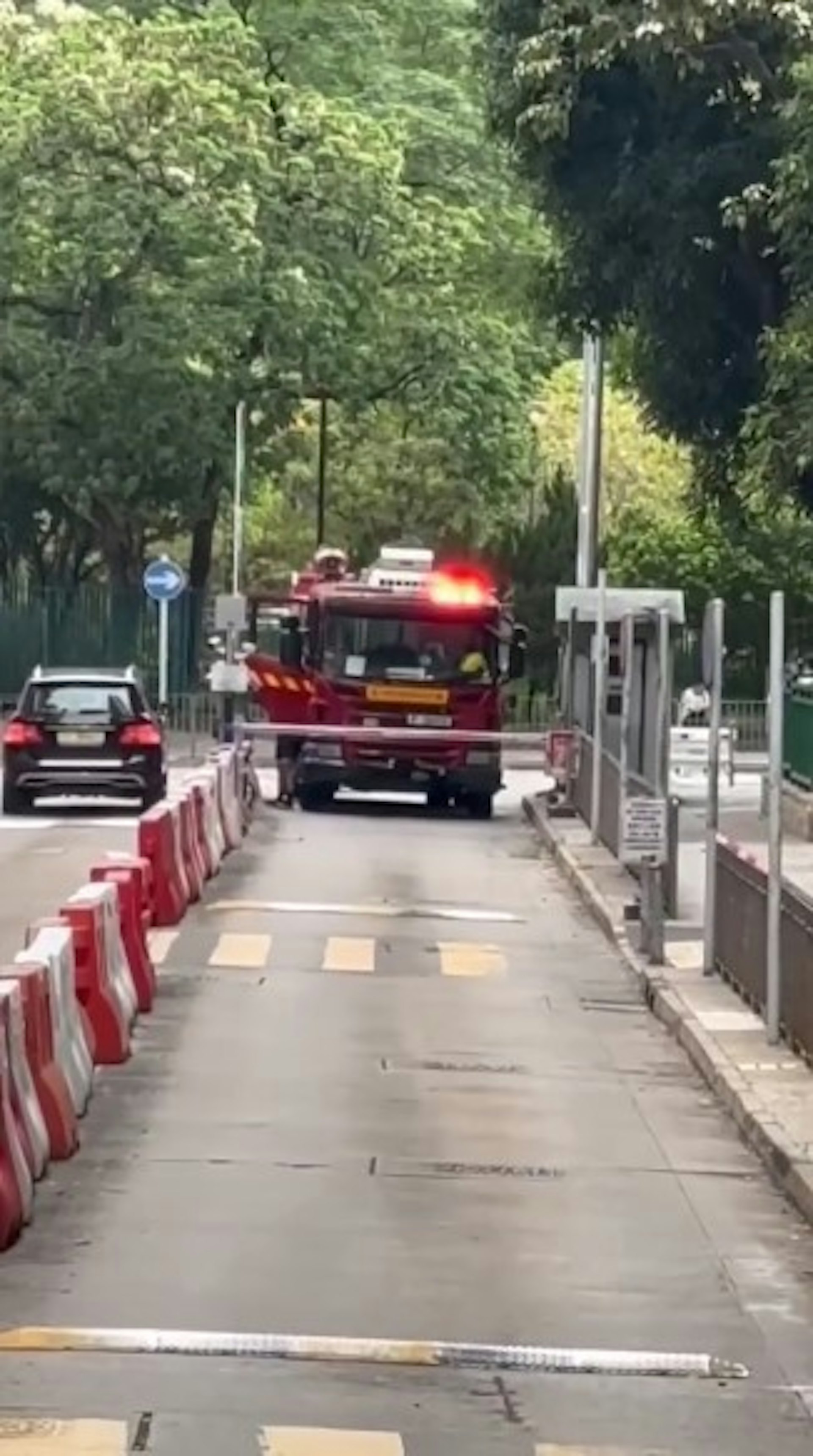 網上流傳影片,有消防車被擋在屋邨車閘前。(fb群組「車cam L(香港群組)」影片截圖) 網上流傳影片,有消防車被擋在屋邨車閘前。(fb群組「車cam L(香港群組)」影片截圖)
