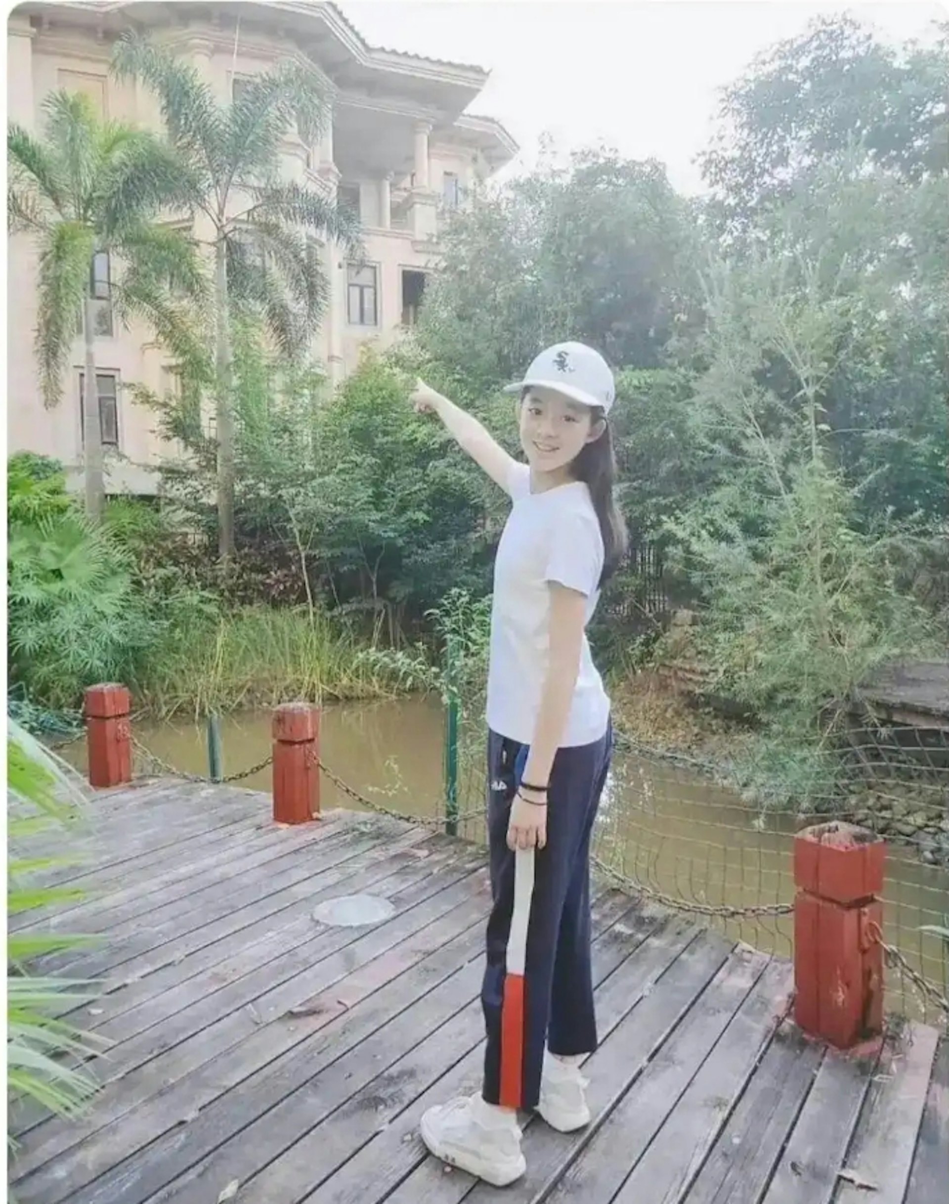 網友評論指出黃楊鈿甜曾曬過價值上億的豪宅。(新民周刊) 網友評論指出黃楊鈿甜曾曬過價值上億的豪宅。(新民周刊)