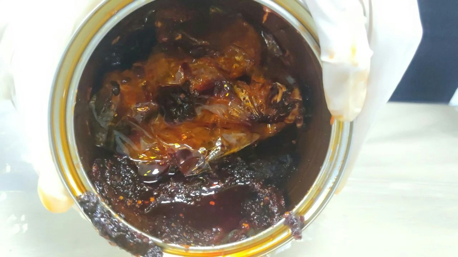 大麻藏於鐵罐內部,用辣椒醬掩蓋。(微信公眾號@海關發布) 大麻藏於鐵罐內部,用辣椒醬掩蓋。(微信公眾號@海關發布)