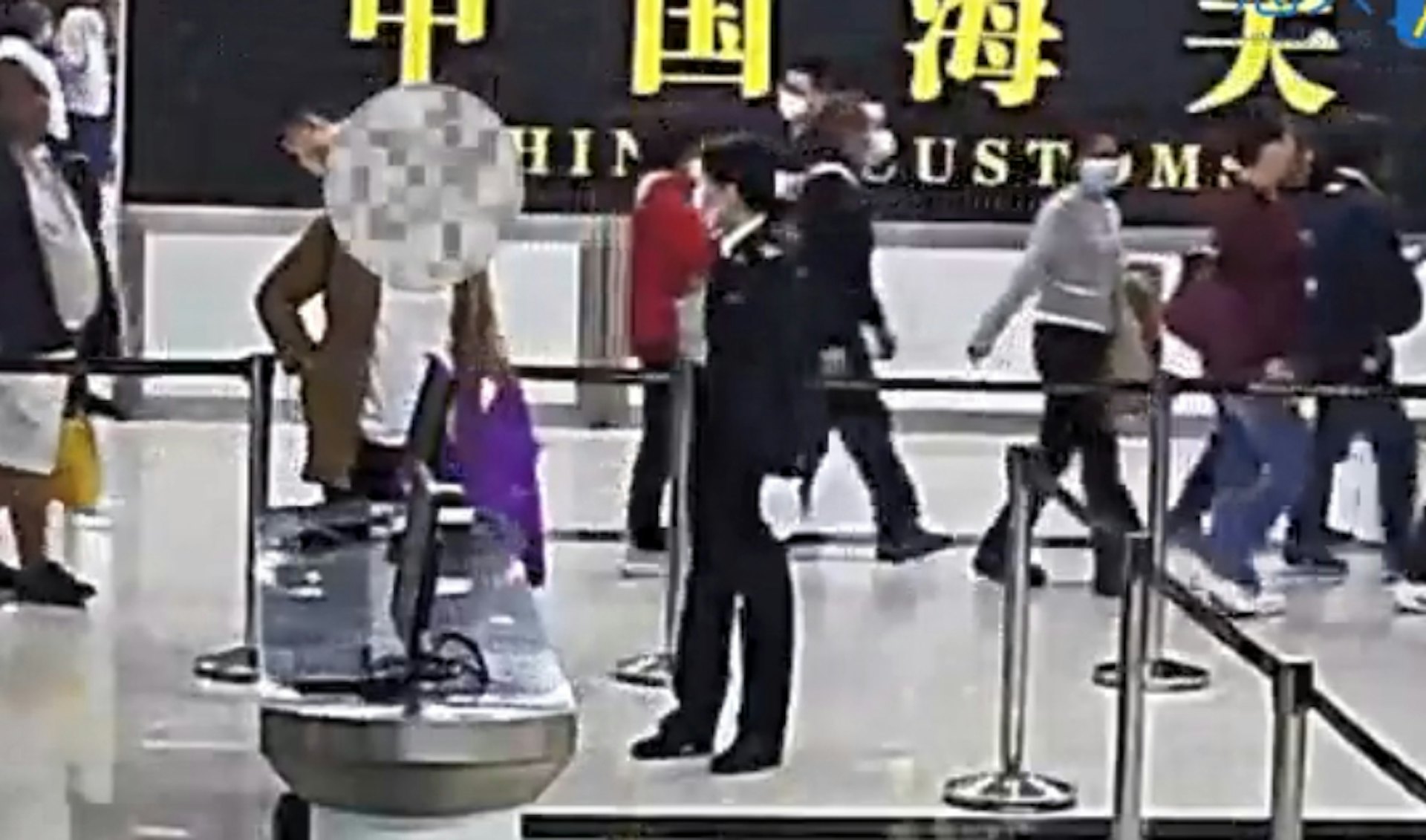 一名中年女性旅客身穿的衛生巾內藏匿鑽石616.43卡,共計2003粒。(影片截圖) 一名中年女性旅客身穿的衛生巾內藏匿鑽石616.43卡,共計2003粒。(影片截圖)