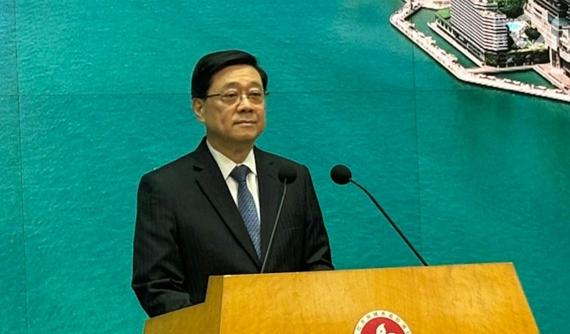5月20日,行政長官李家超出席行政會議前見記者。(何夏怡攝) 5月20日,行政長官李家超出席行政會議前見記者。(何夏怡攝)
