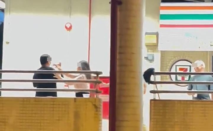 本港網絡瘋傳1段「直擊520嘅第一場嘈交」影片，指疑似直擊青衣長康邨大叔與女子「出軌吵架」現場。（olded_chan／threads）