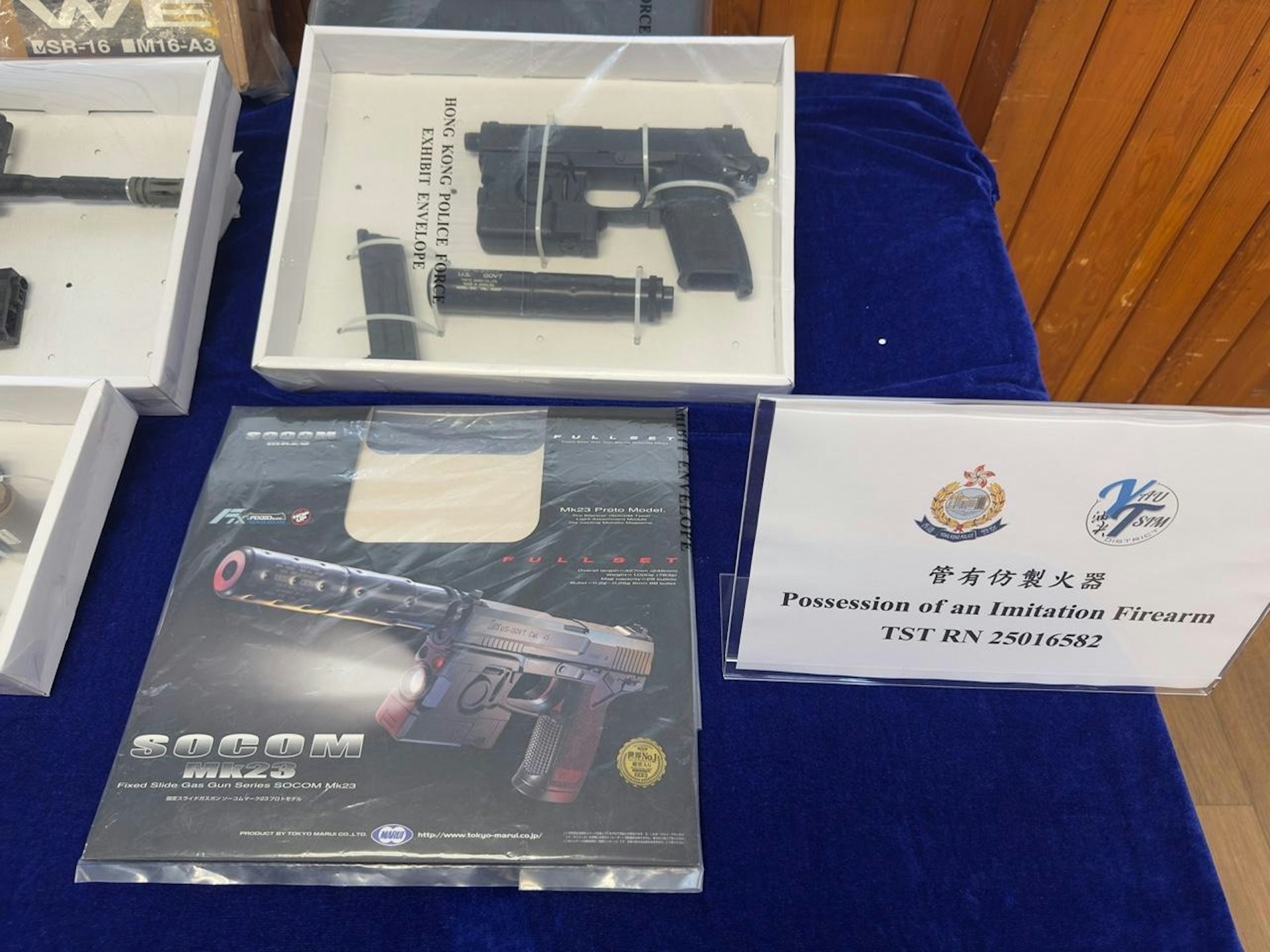 警方檢獲兩支槍、彈匣及彈珠等。(林澤鋒攝) 警方檢獲兩支槍、彈匣及彈珠等。(林澤鋒攝)