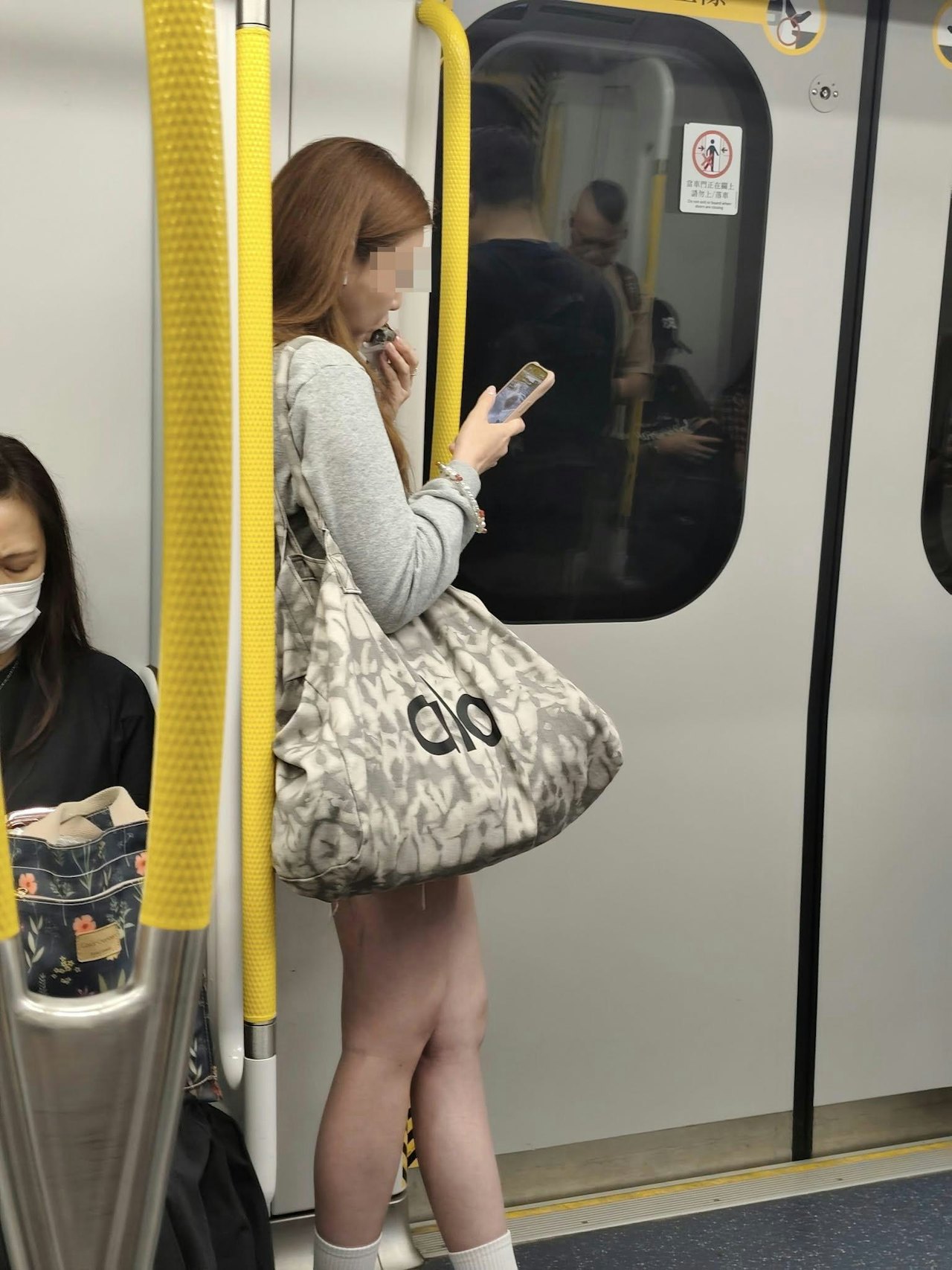 有乘客於網上發布影片及相片,公審有港女於港鐵車廂內進食壽司。(Facebook群組「車cam L(香港群組)」影片截圖)