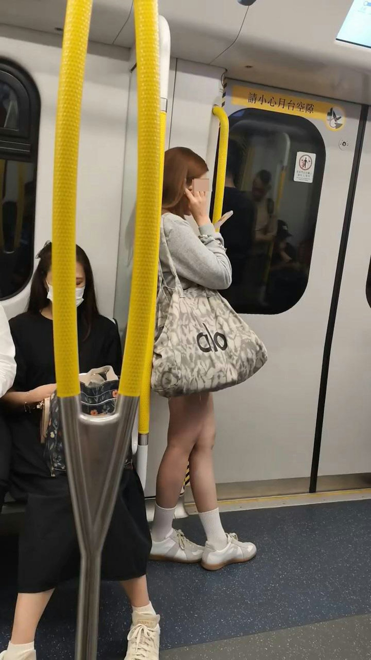 該港女邊吃飯團邊看手機,相當專心。(Facebook群組「車cam L(香港群組)」影片截圖)