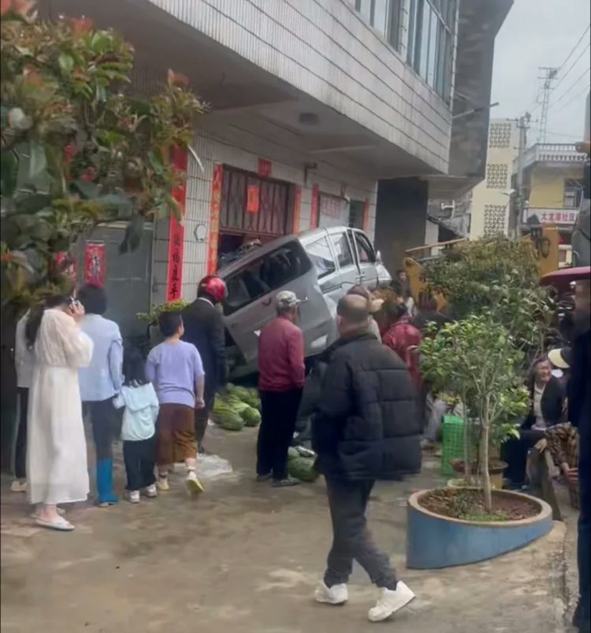雲南搬土機致人傷亡6死4傷。(上游新聞) 雲南搬土機致人傷亡6死4傷。(上游新聞)