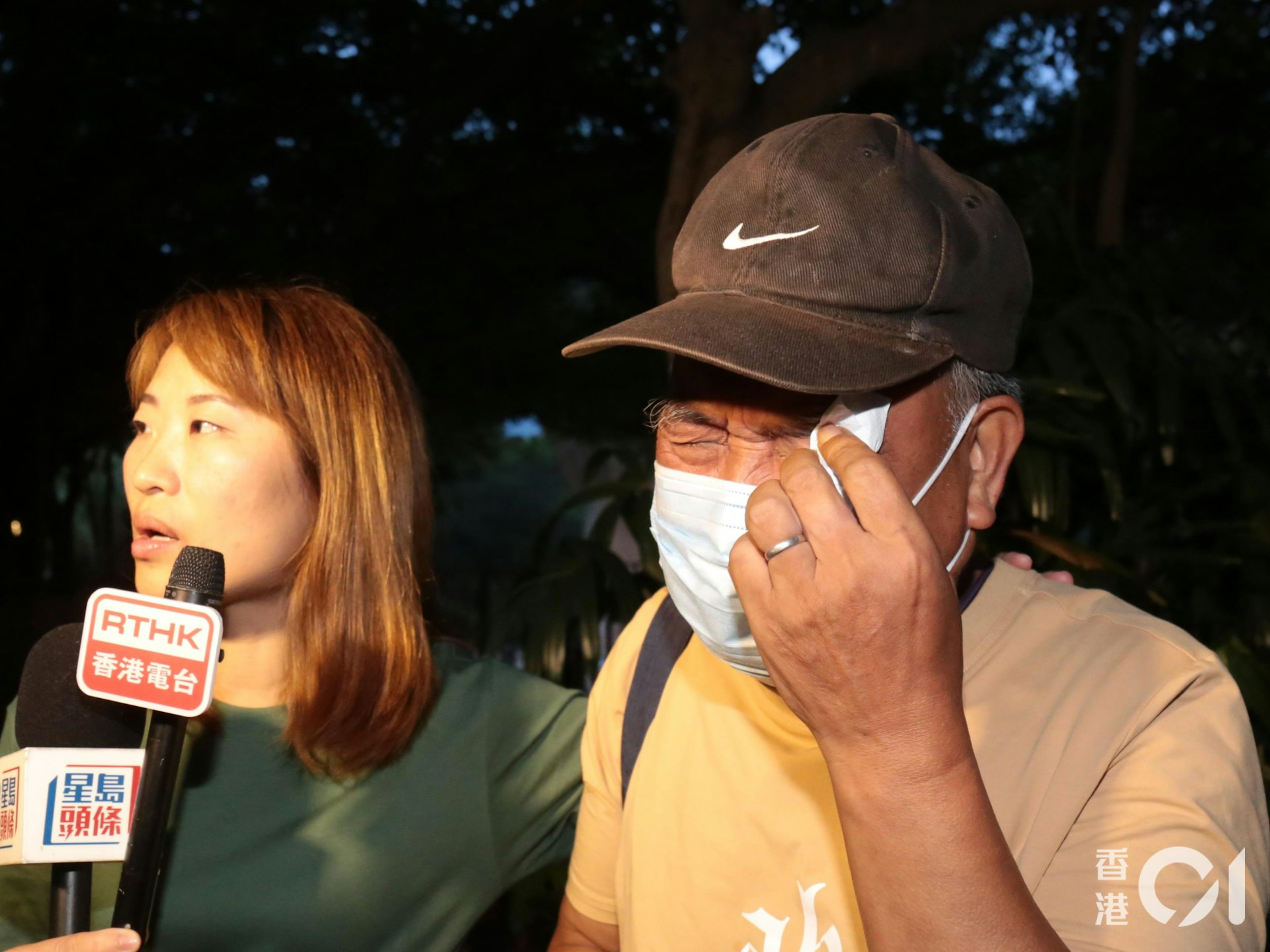 死者父親(右)接受訪問老淚縱橫,指兒子送院時身體已僵硬,雙手「握實拳頭」,質疑他已失救一段時間。(梁偉權攝)