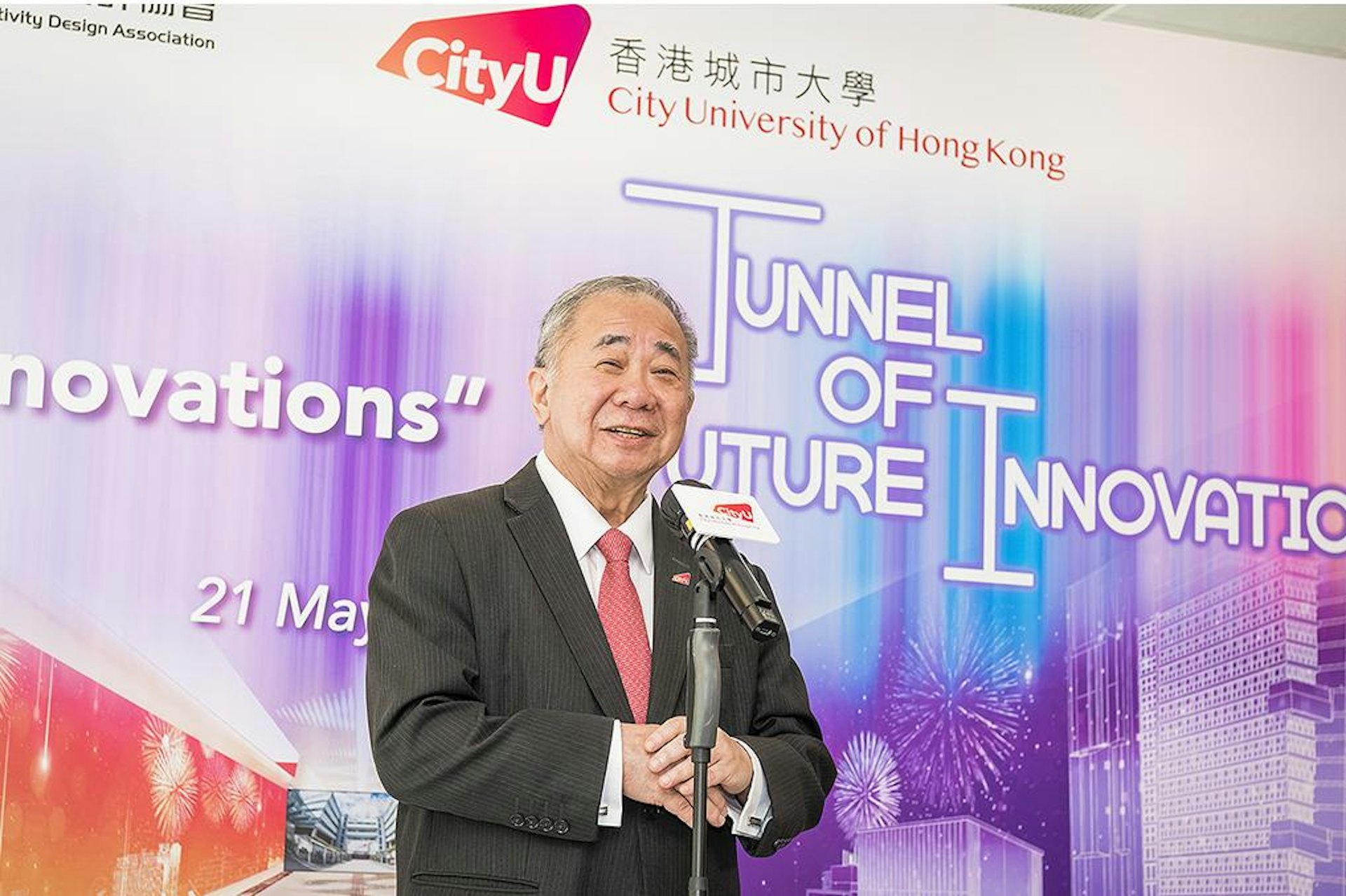梅彥昌校長表示,「明日創新」隧道的啟用,不僅是校園發展的重要里程碑,更彰顯城大積極融入社區,推動創新發展的決心。(城大提供圖片) 梅彥昌校長表示,「明日創新」隧道的啟用,不僅是校園發展的重要里程碑,更彰顯城大積極融入社區,推動創新發展的決心。(城大提供圖片)