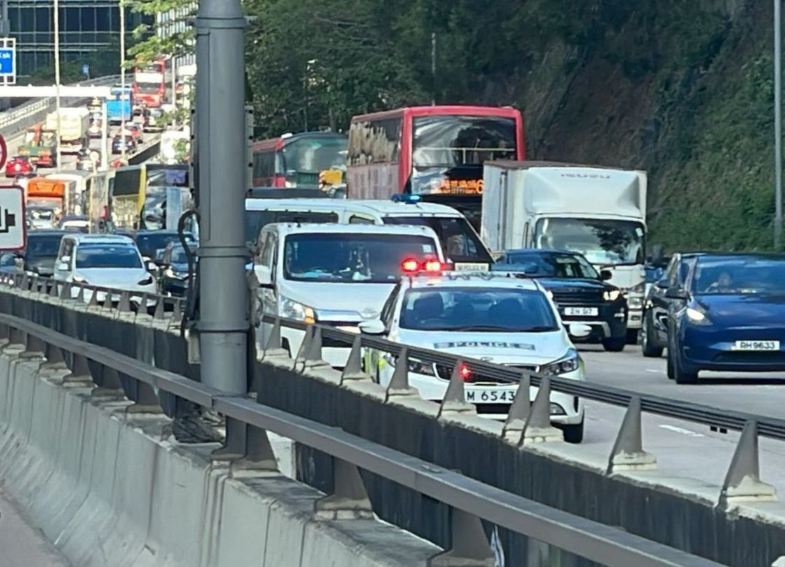 呈祥道客貨車電單車相撞釀1傷 往觀塘交通擠塞 車龍有待消散