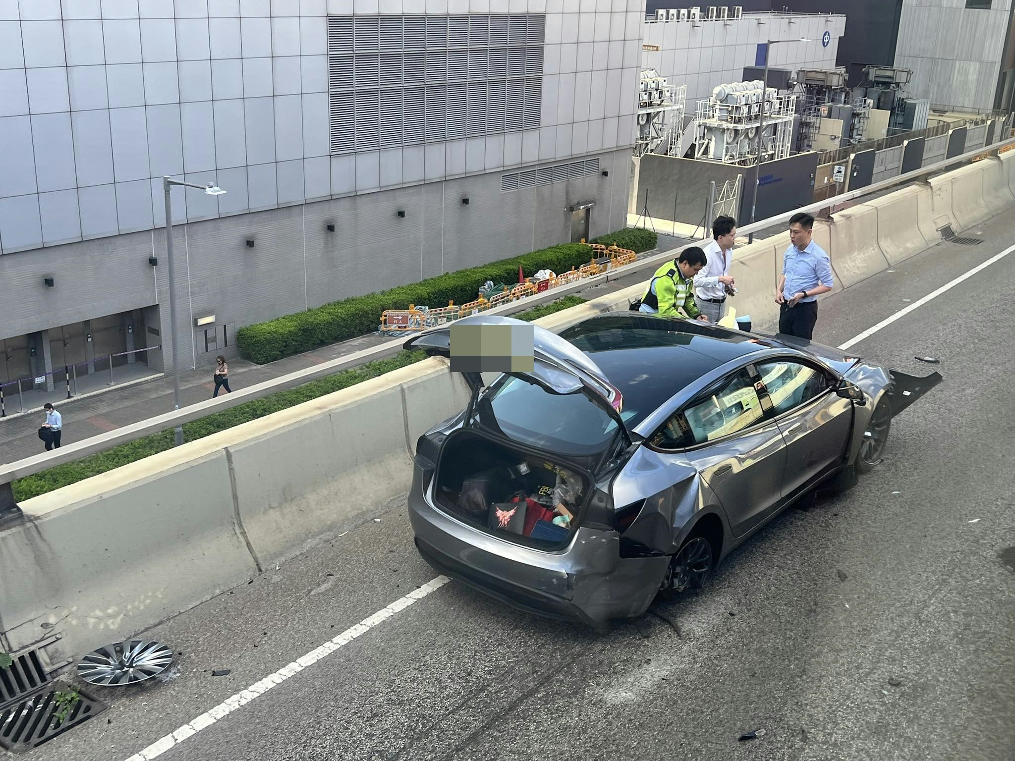 私家車撞至車身凹陷，零件飛脫。（Ar Man/馬路的事 (即時交通資訊台) 圖片）