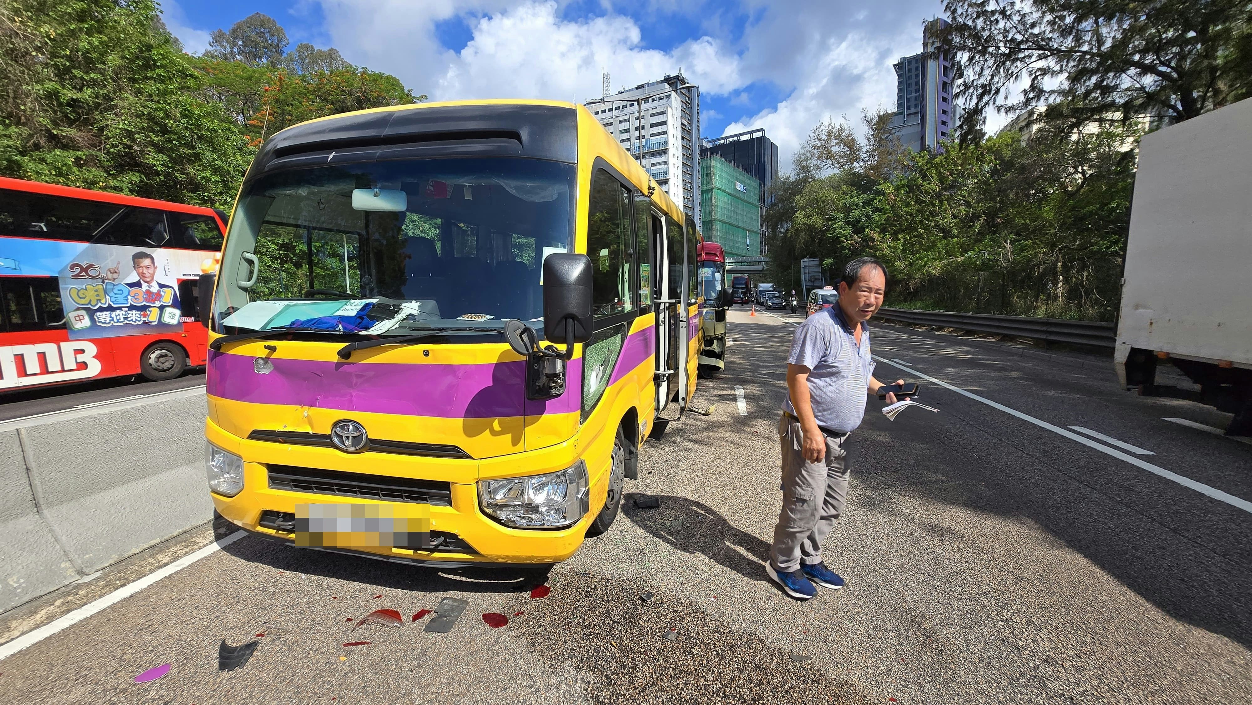校巴車頭及車尾均告損毀，但無人受傷。