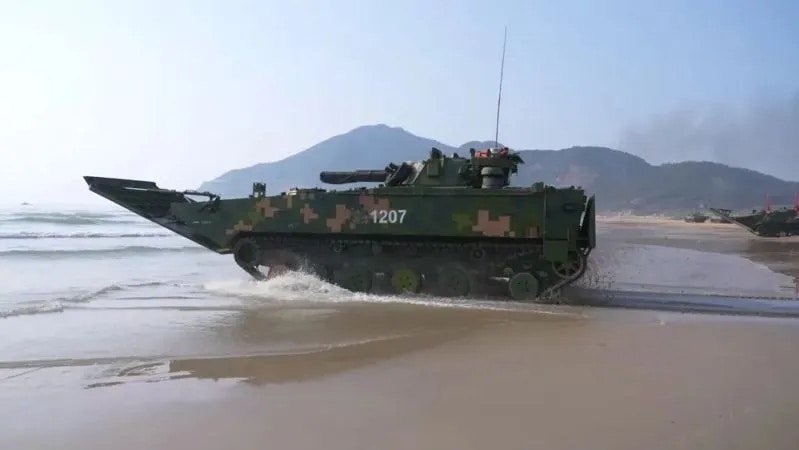 閩南海域進行兩棲裝甲車海上駕駛訓練 兩棲戰車變身突擊「尖刀」