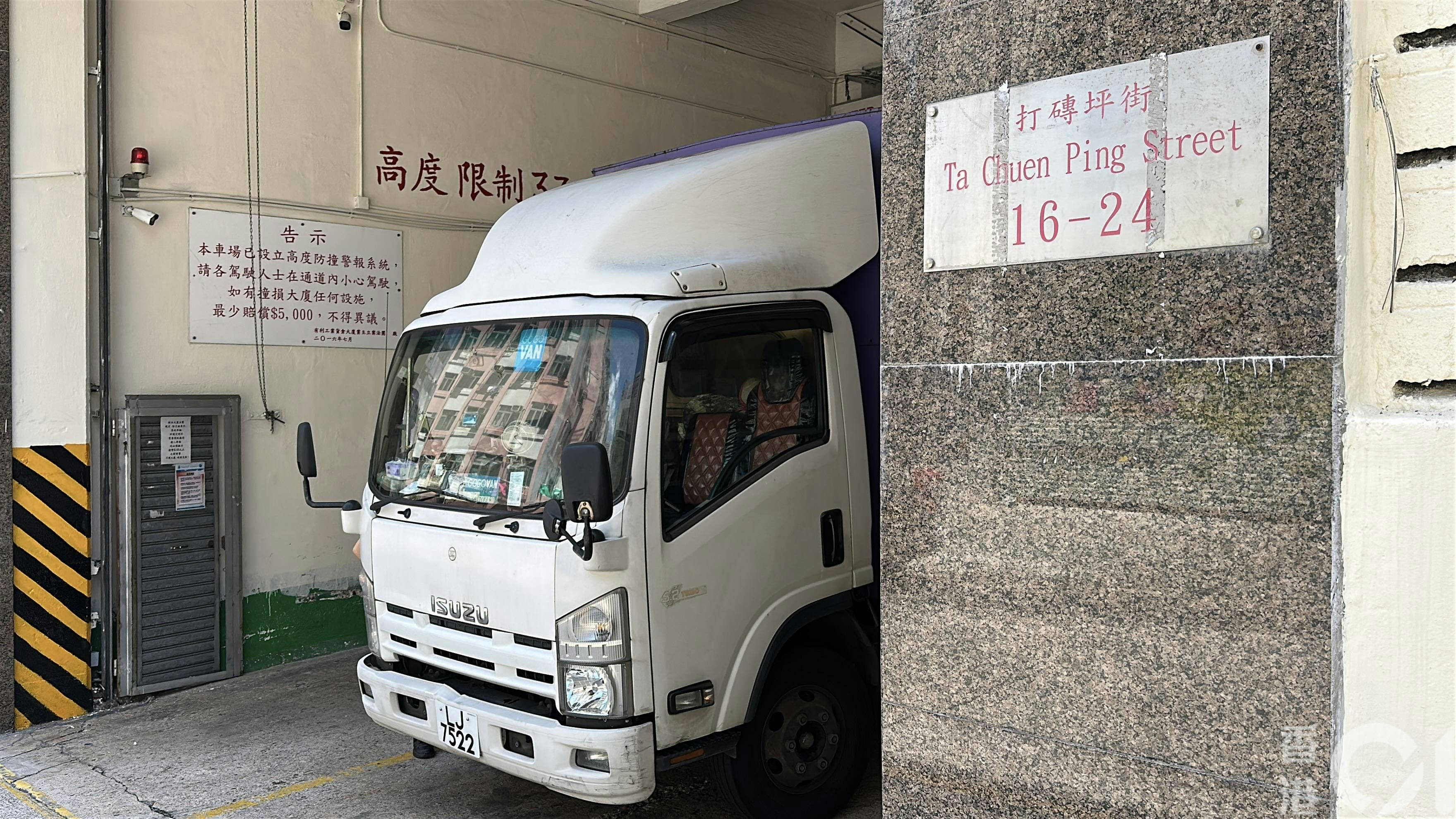 葵涌打磚坪街有利工業貨倉大廈發生爆竊案。（黃學潤攝）