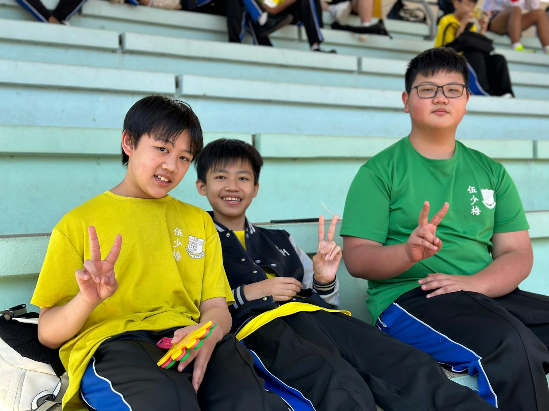 升上初中,首次參與運動會,傲風(左一)積極投入各項競賽,更不忘關懷身邊的同學,主動加油打氣,展現了對彼此友愛。(作者提供) 升上初中,首次參與運動會,傲風(左一)積極投入各項競賽,更不忘關懷身邊的同學,主動加油打氣,展現了對彼此友愛。(作者提供)