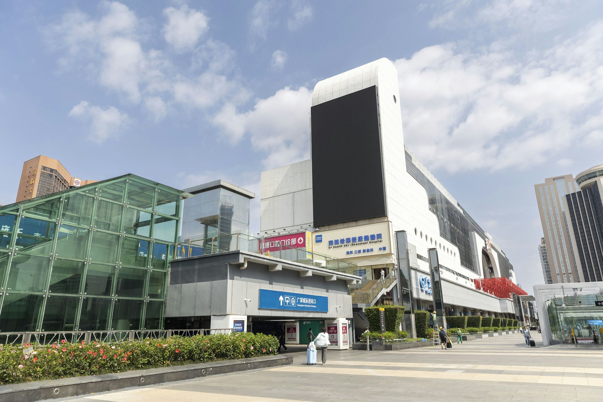 一出羅湖口岸直望就見到「深圳希華愛康健醫院(C+醫療中心)」,步行4分鐘就到。