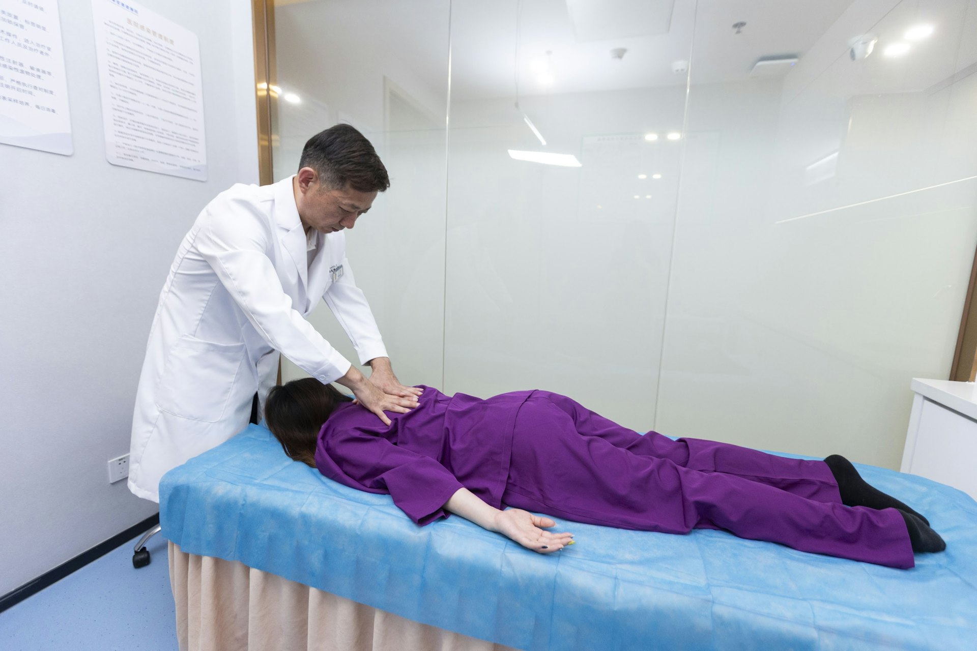 中醫推拿針炙服務暫時只限週末提供,記得預約。