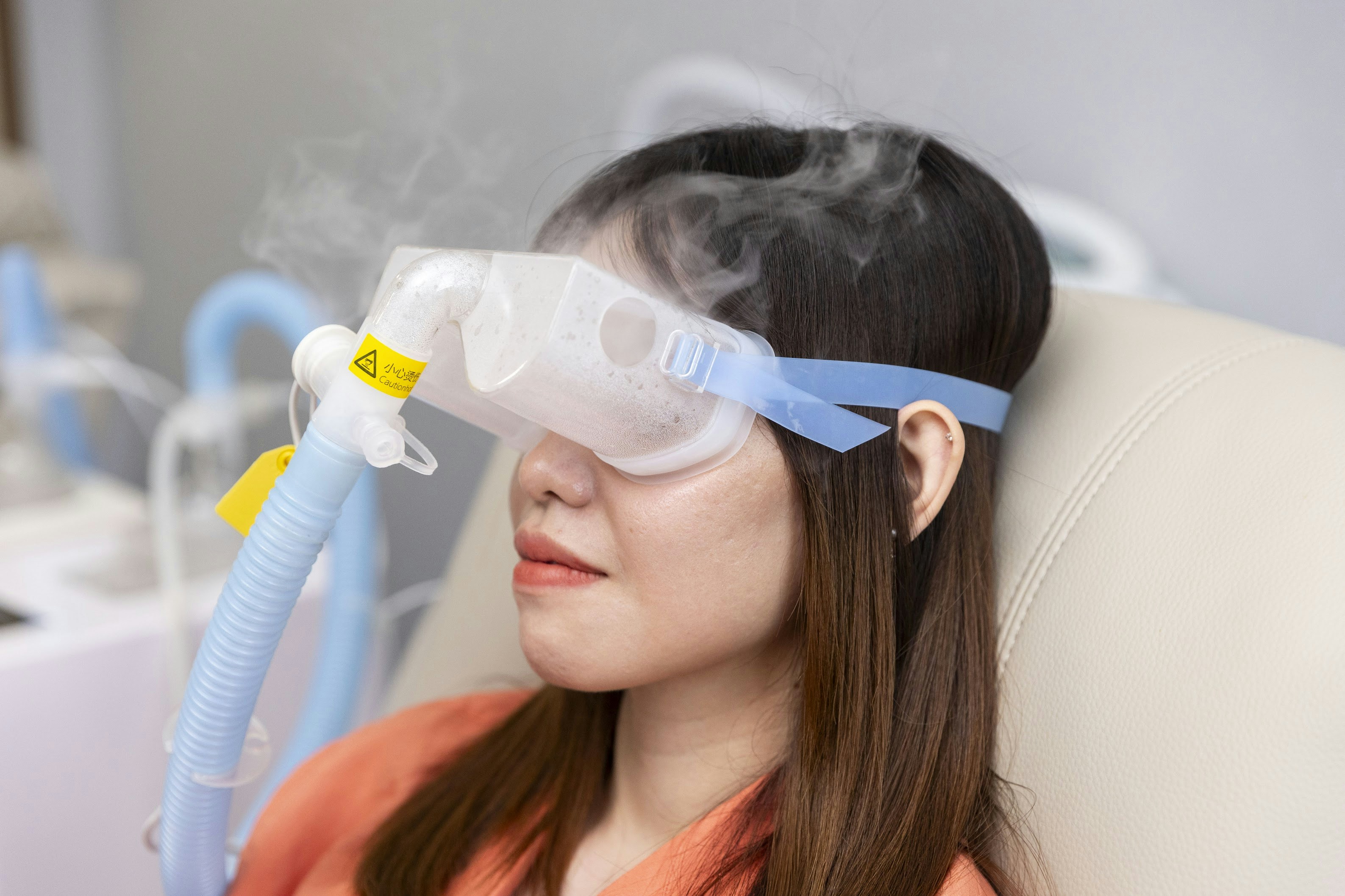 「乾眼Spa」會包括氧療霧化熏蒸、清潔瞼緣、瞼板腺按摩疏通、冷敷等多個步驟，並不是美容院般只是敷個Mask就算。