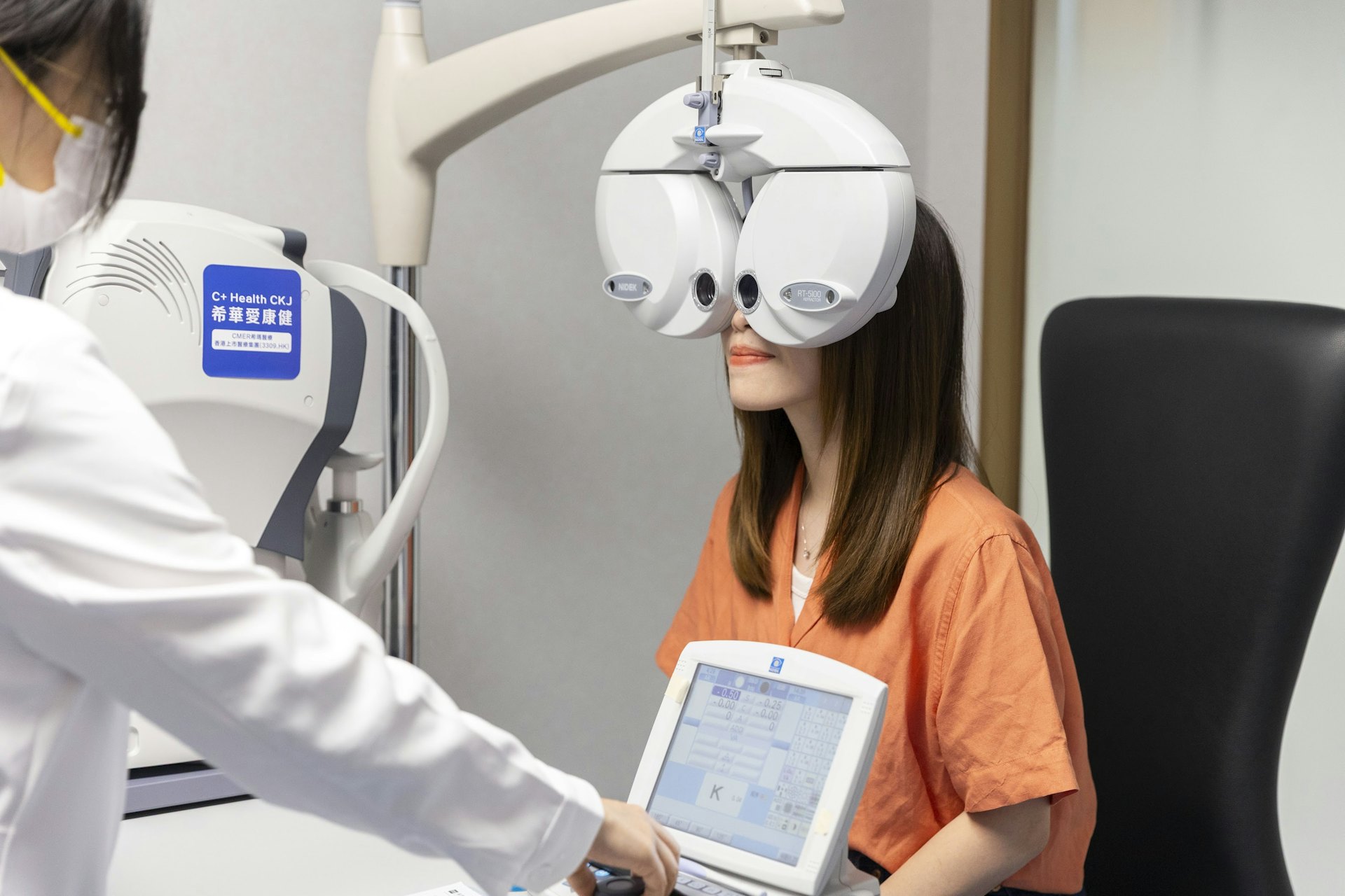 做「乾眼 Spa」前,先會做眼睛全面檢查,確保眼睛沒有大問題。