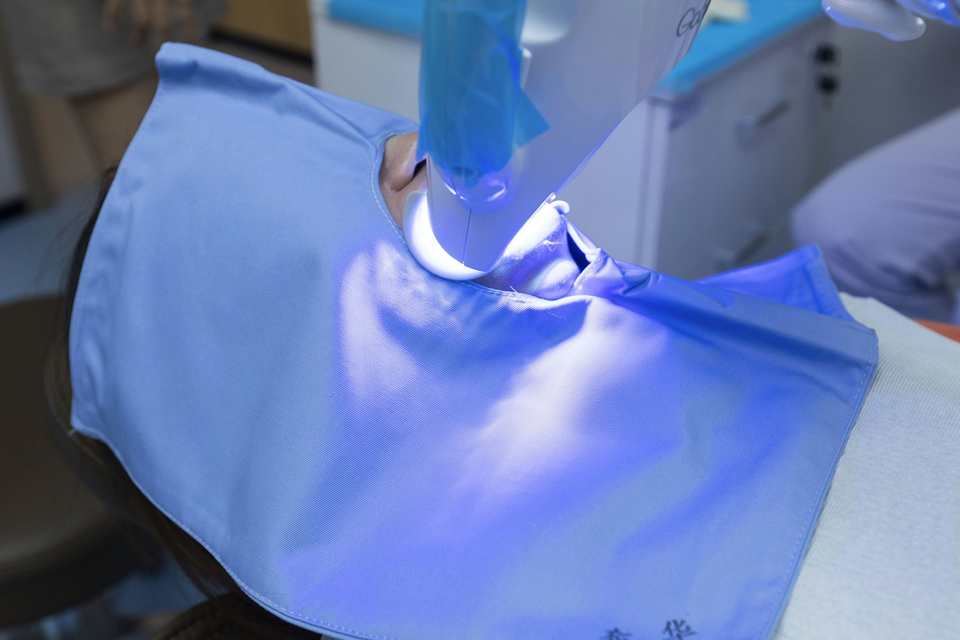 在香港做藍光美白牙齒療程動輒要數千元，但在深圳希華愛康健醫院進行這項療程則一千都不用就可埋單。