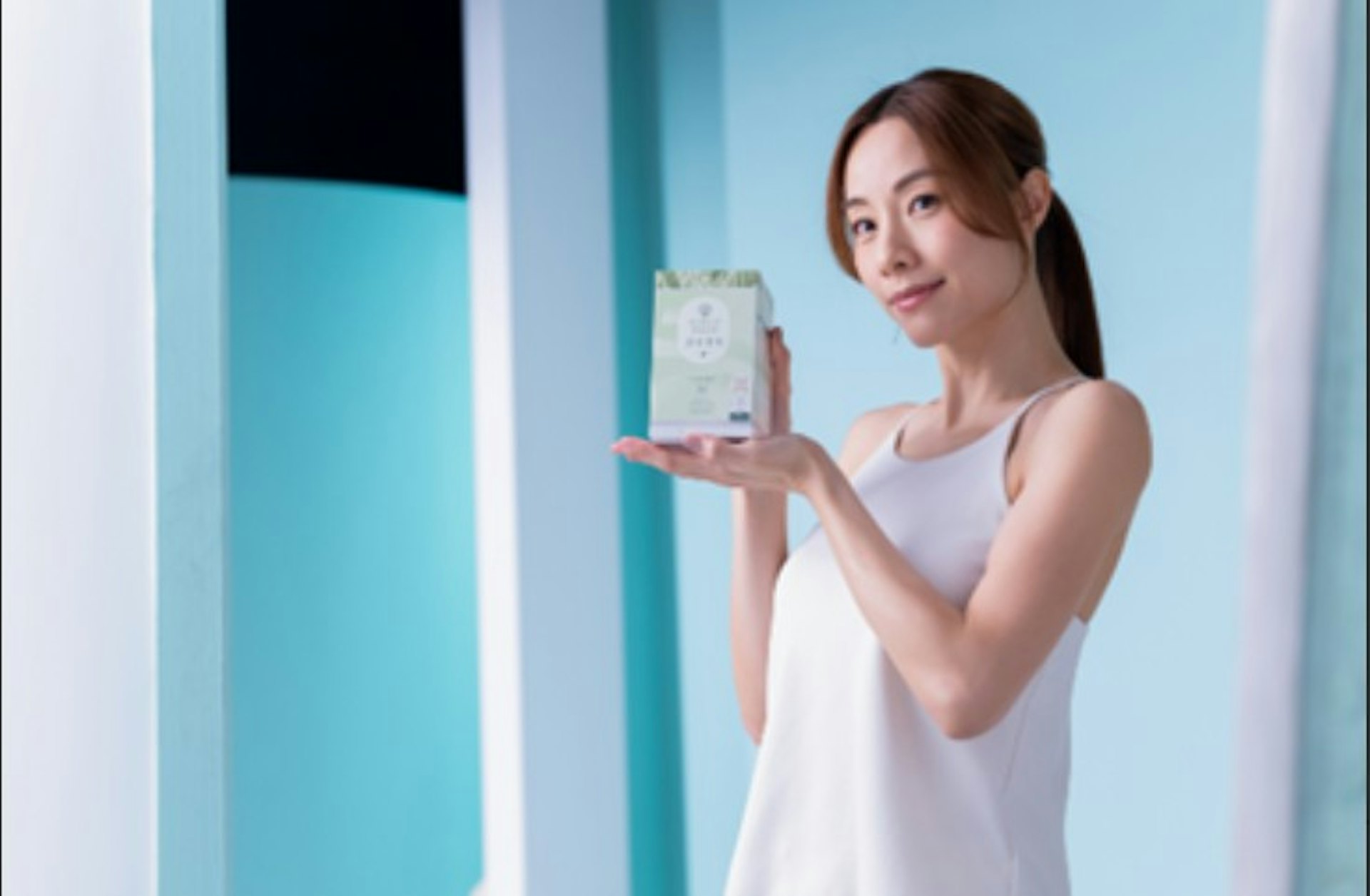 鄧麗欣拍廣告。 鄧麗欣拍廣告。