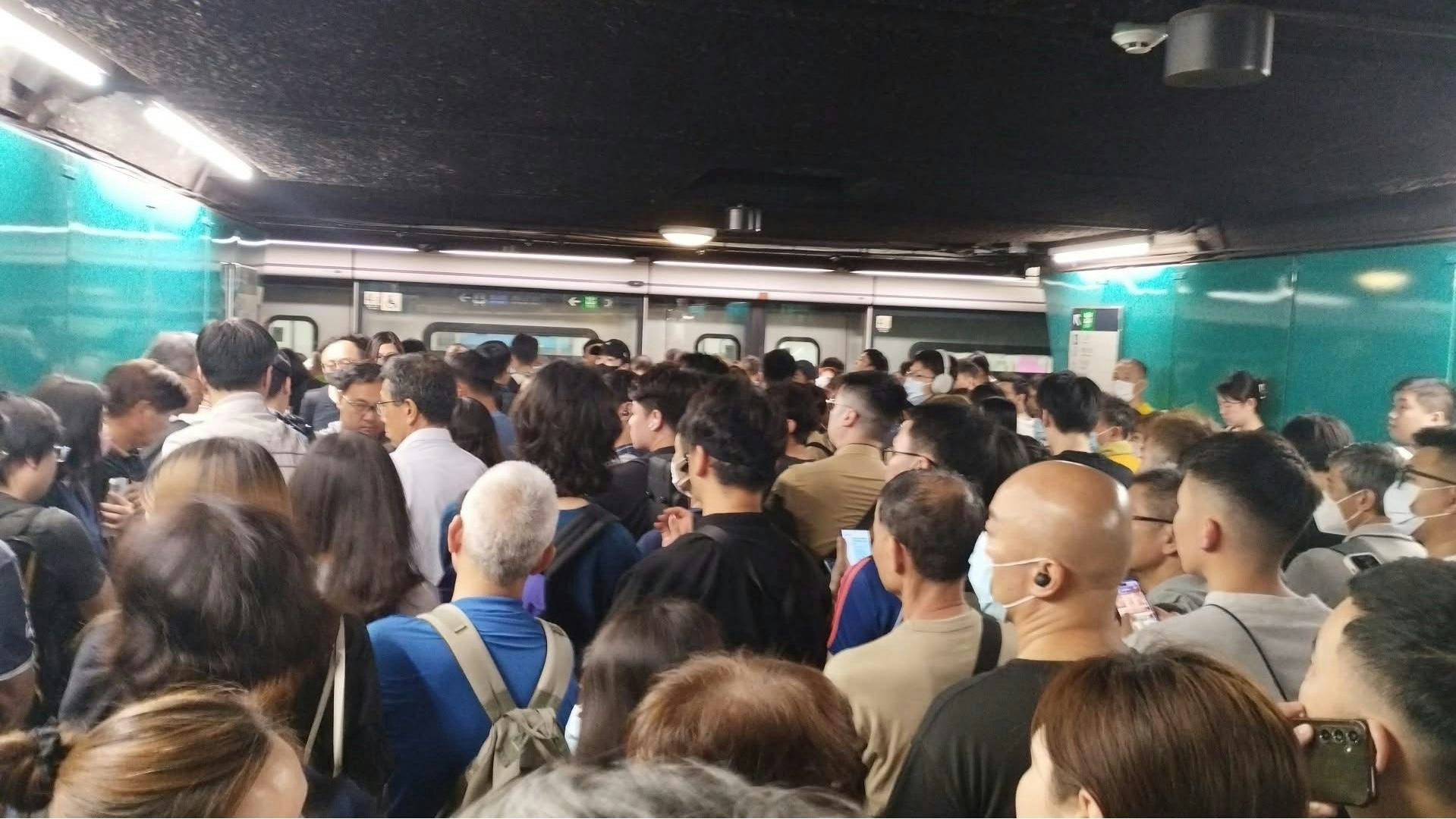 將軍澳綫北角站至調景嶺站之間因電力設備故障，服務受阻。（Ernest Chau / 柴灣人柴灣事）