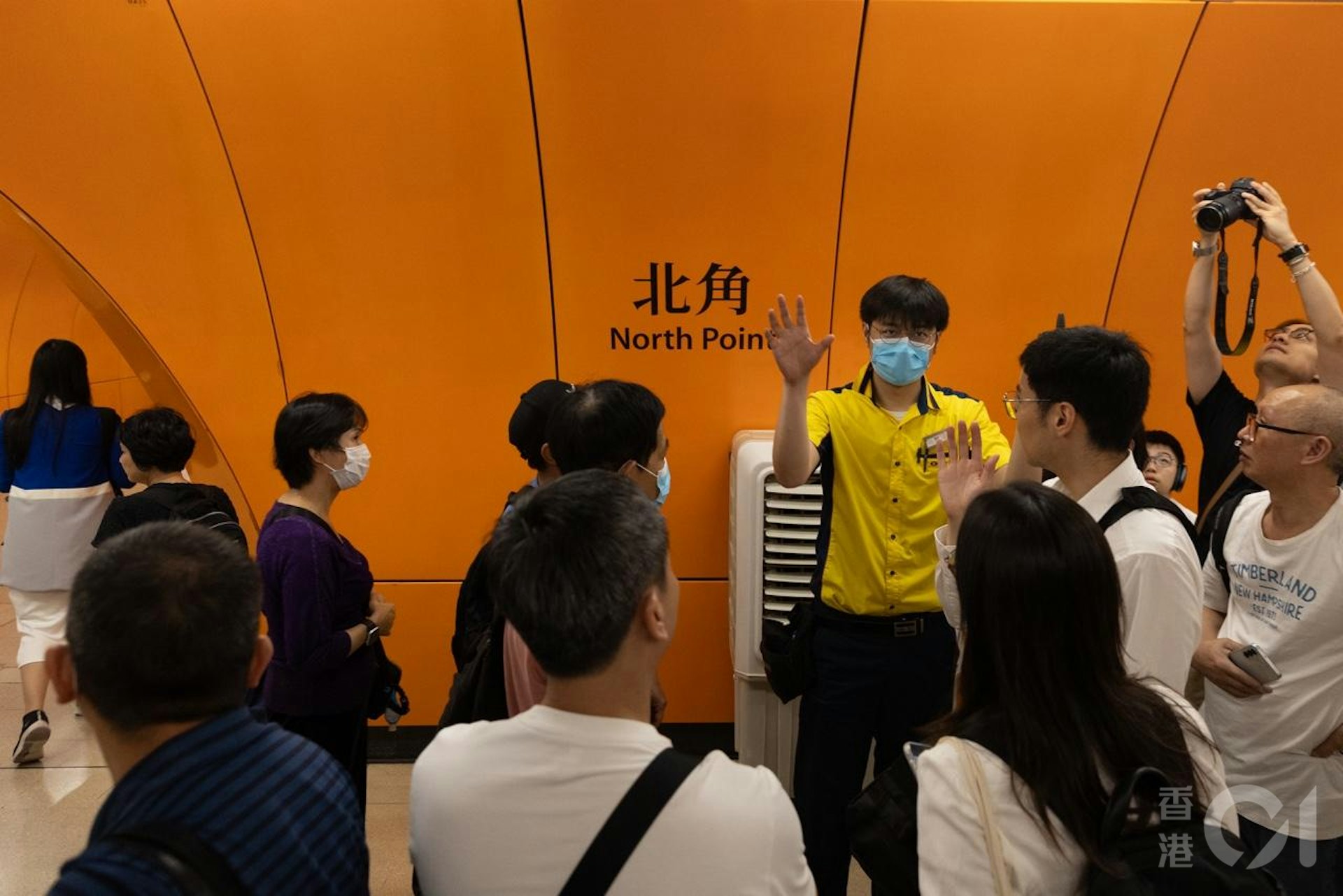 港鐵將軍澳線5月22日下午5時許起因電力供應故障停駛,適值放工時時間,有乘客在北角站月台等候,向工作人員查詢進展,可惜列車服務未有恢復。(梁鵬威攝) 港鐵將軍澳線5月22日下午5時許起因電力供應故障停駛,適值放工時時間,有乘客在北角站月台等候,向工作人員查詢進展,可惜列車服務未有恢復。(梁鵬威攝)