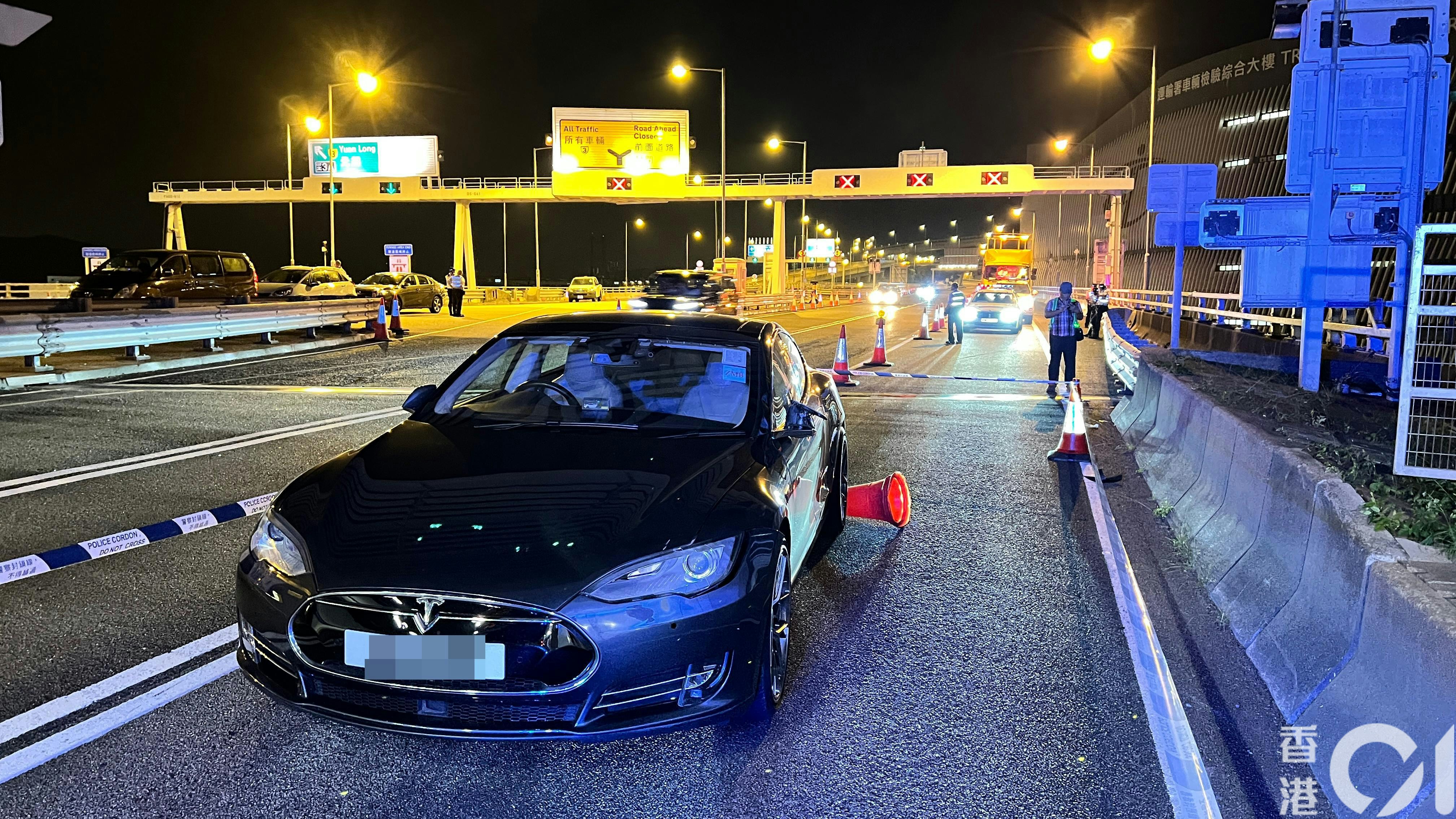 Tesla左邊倒後鏡損毀。（李家傑攝）