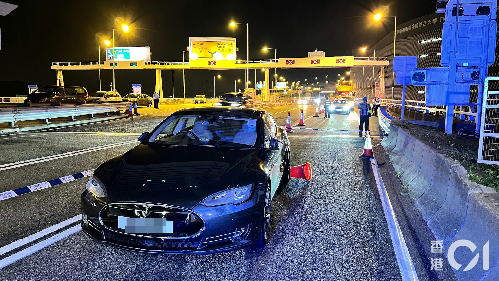 Tesla左邊倒後鏡損毀。(李家傑攝)