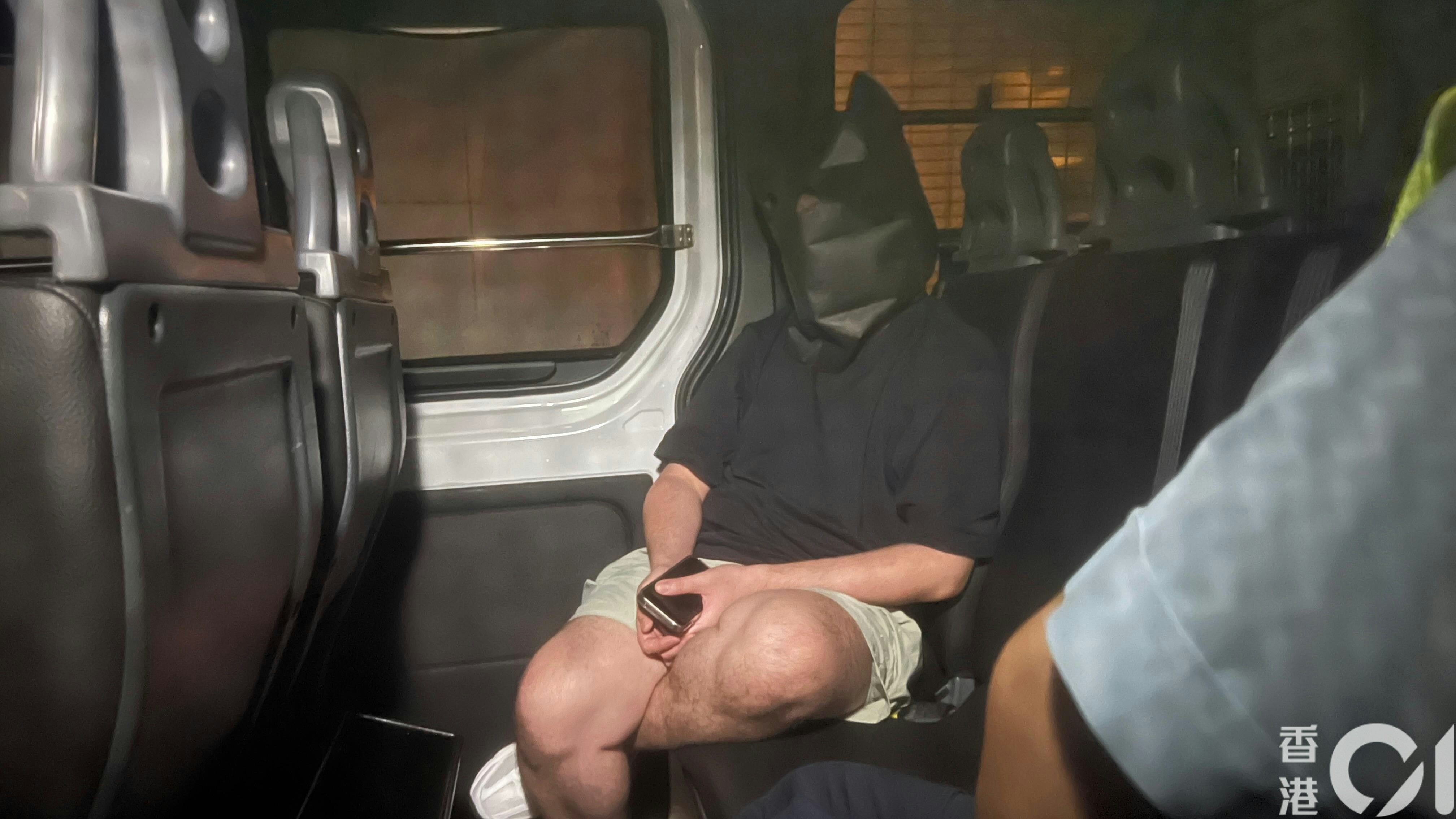 被捕司機黑布蒙頭。（李家傑攝）