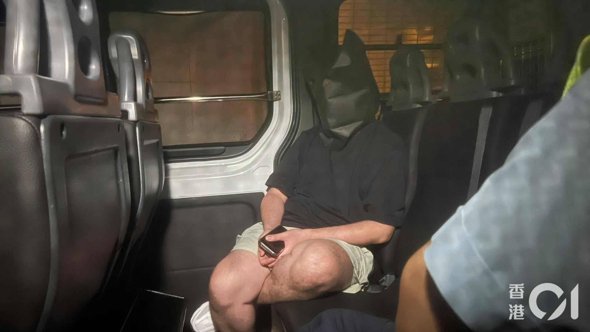 被捕司機黑布蒙頭。(李家傑攝)