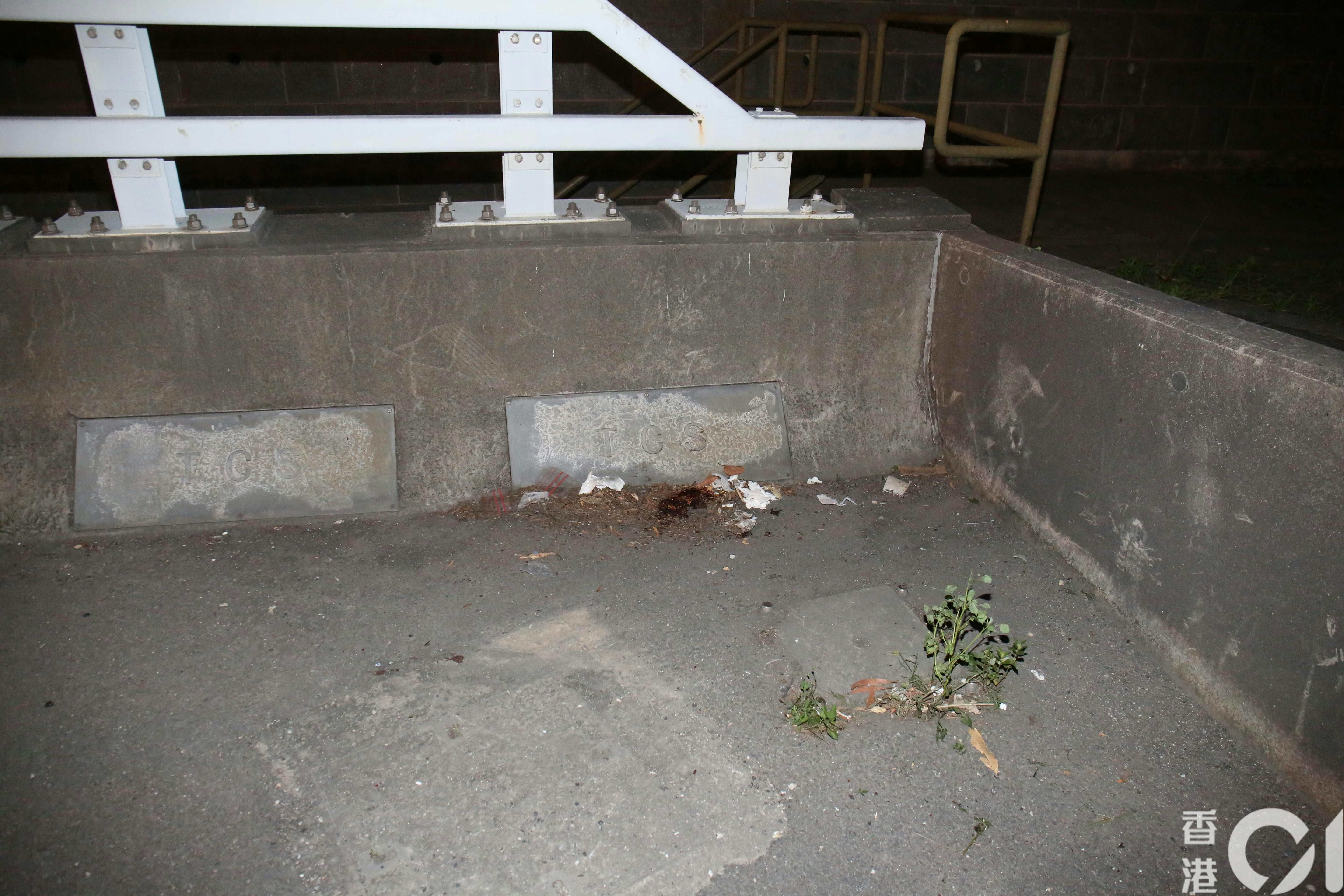 傷者被撞飛大約5米，跌到附近防撞欄內石壆位置，現場遺下血迹。（李家傑攝）